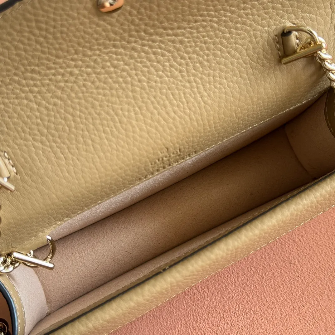 p600. 📣📣📣【Original leather with 🌈full counter packaging】🔥🔥 Dionysus Supre Mini has been loved by thousands of girls since its inception, and the Dionysian bag has lived up to expectations, with various designs emerging in endlessly ~ Model: 476432 Size: 16.5*10*4.5cm.