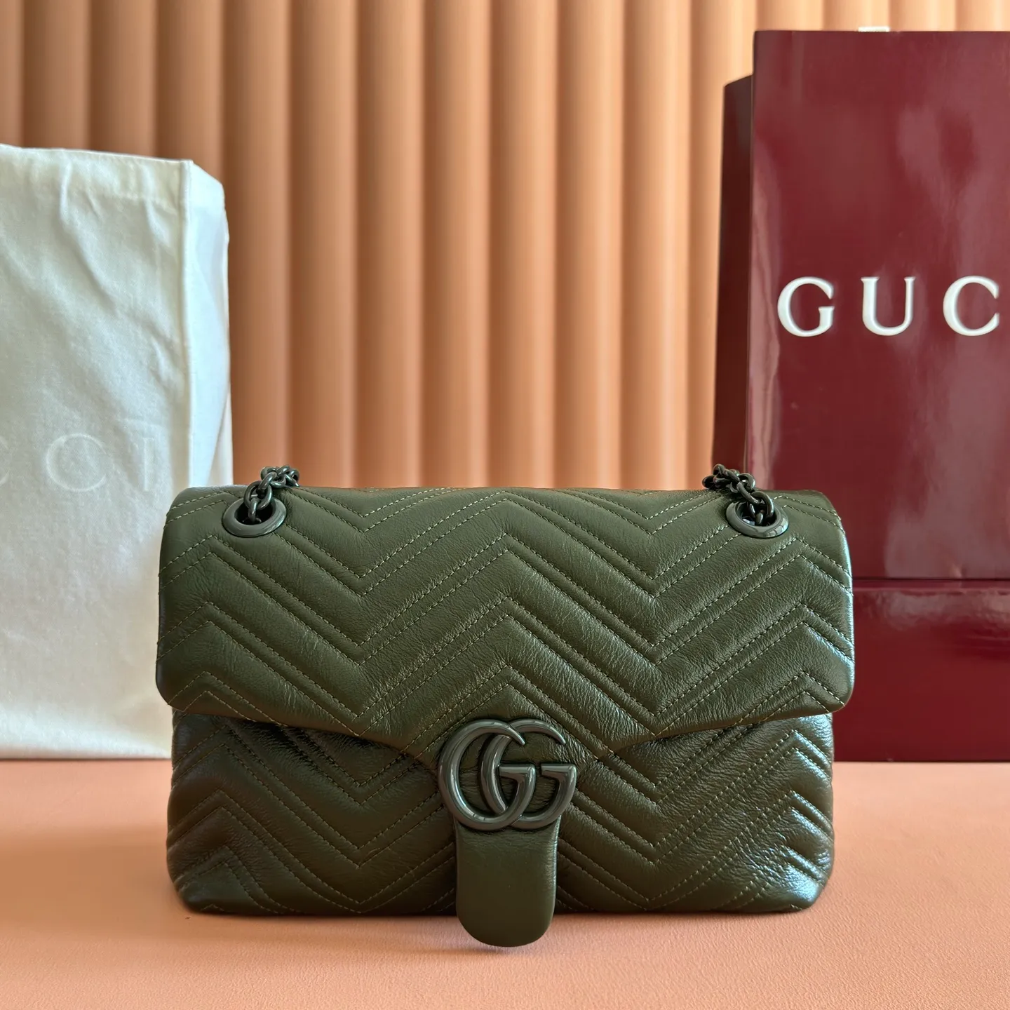 p1640💋💋💋【With full set of original counter packaging】💕2025 autumn and winter series, the brand's iconic GG Marmont series is ingeniously integrated with classic double G elements and faceted chain straps, creating a soft yet stiff silhouette design. This piece is crafted from soft, lightweight quilted V-shaped calfskin leather and features tonal enamel hardware and chain. Black soft lightweight quilted V-shaped calfskin leather. Tonal enamel hardware and chain. Black rayon lining. Double G. Interior: Zip pocket. Exterior: Back pocket. Sliding chain shoulder strap: Height: 28cm – 51cm. Magnetic closure. Ident.: 850676. Dimensions: 31cm (width) x 17cm (height) x 8cm (depth) Weight: approx. 0.5kg Color: green/soft leather. Made in Italy