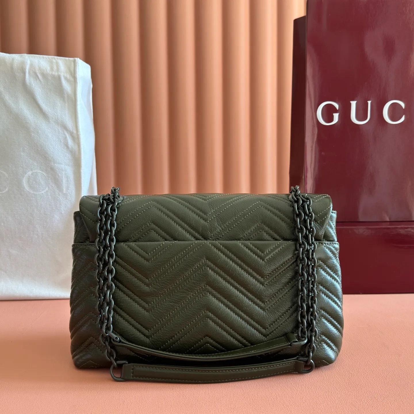 p1640💋💋💋【With full set of original counter packaging】💕2025 autumn and winter series, the brand's iconic GG Marmont series is ingeniously integrated with classic double G elements and faceted chain straps, creating a soft yet stiff silhouette design. This piece is crafted from soft, lightweight quilted V-shaped calfskin leather and features tonal enamel hardware and chain. Black soft lightweight quilted V-shaped calfskin leather. Tonal enamel hardware and chain. Black rayon lining. Double G. Interior: Zip pocket. Exterior: Back pocket. Sliding chain shoulder strap: Height: 28cm – 51cm. Magnetic closure. Ident.: 850676. Dimensions: 31cm (width) x 17cm (height) x 8cm (depth) Weight: approx. 0.5kg Color: green/soft leather. Made in Italy