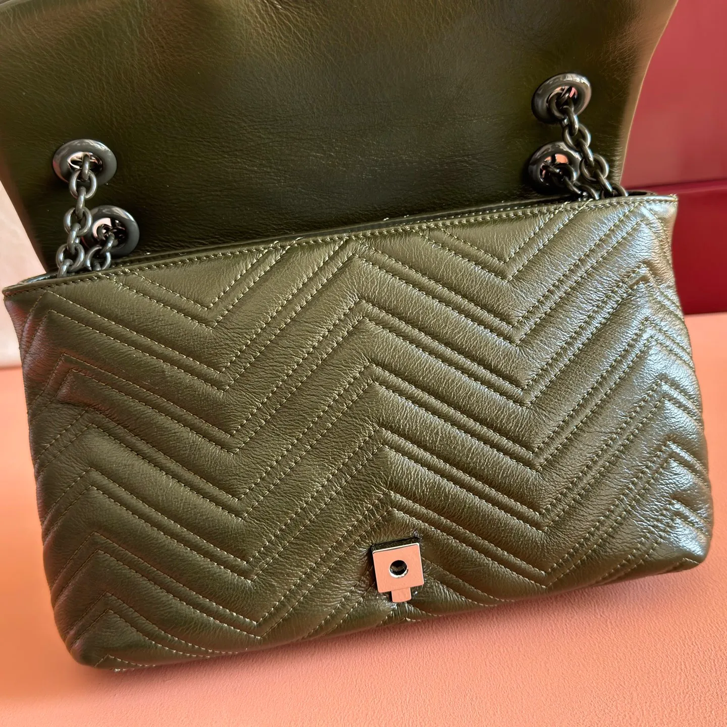 p1640💋💋💋【With full set of original counter packaging】💕2025 autumn and winter series, the brand's iconic GG Marmont series is ingeniously integrated with classic double G elements and faceted chain straps, creating a soft yet stiff silhouette design. This piece is crafted from soft, lightweight quilted V-shaped calfskin leather and features tonal enamel hardware and chain. Black soft lightweight quilted V-shaped calfskin leather. Tonal enamel hardware and chain. Black rayon lining. Double G. Interior: Zip pocket. Exterior: Back pocket. Sliding chain shoulder strap: Height: 28cm – 51cm. Magnetic closure. Ident.: 850676. Dimensions: 31cm (width) x 17cm (height) x 8cm (depth) Weight: approx. 0.5kg Color: green/soft leather. Made in Italy