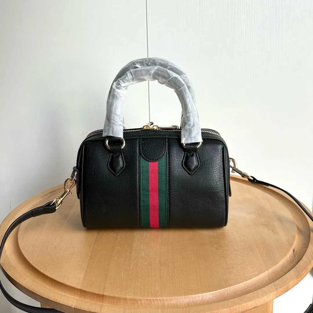 Upgraded version of real shot #💰320 Model: 772053. Dimensions: 14 (length) x 21.5 (width) x 11.5cm (thickness) As a brand classic, GG Supreme canvas has become an iconic fabric in the Gucci design world. The fabric appears frequently in the brand's new collections and is reinterpreted through the Gucci aesthetic perspective. This mini tote is embellished with the brand's signature monogram throughout. The classic interlocking G-shaped accessories add branding charm to this piece.