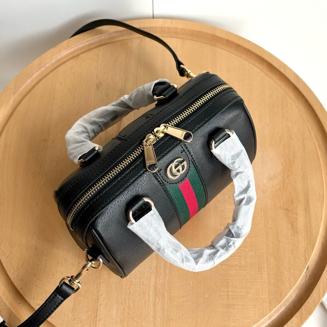 Upgraded version of real shot #💰320 Model: 772053. Dimensions: 14 (length) x 21.5 (width) x 11.5cm (thickness) As a brand classic, GG Supreme canvas has become an iconic fabric in the Gucci design world. The fabric appears frequently in the brand's new collections and is reinterpreted through the Gucci aesthetic perspective. This mini tote is embellished with the brand's signature monogram throughout. The classic interlocking G-shaped accessories add branding charm to this piece.