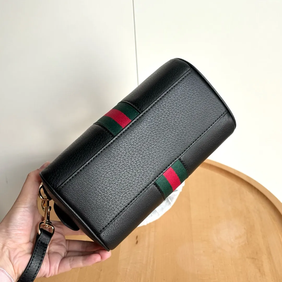 Upgraded version of real shot #💰320 Model: 772053. Dimensions: 14 (length) x 21.5 (width) x 11.5cm (thickness) As a brand classic, GG Supreme canvas has become an iconic fabric in the Gucci design world. The fabric appears frequently in the brand's new collections and is reinterpreted through the Gucci aesthetic perspective. This mini tote is embellished with the brand's signature monogram throughout. The classic interlocking G-shaped accessories add branding charm to this piece.