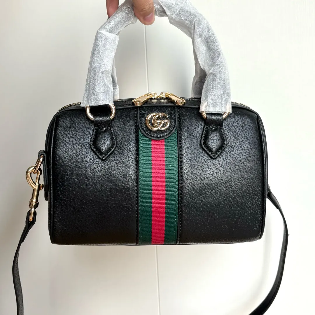 Upgraded version of real shot #💰320 Model: 772053. Dimensions: 14 (length) x 21.5 (width) x 11.5cm (thickness) As a brand classic, GG Supreme canvas has become an iconic fabric in the Gucci design world. The fabric appears frequently in the brand's new collections and is reinterpreted through the Gucci aesthetic perspective. This mini tote is embellished with the brand's signature monogram throughout. The classic interlocking G-shaped accessories add branding charm to this piece.
