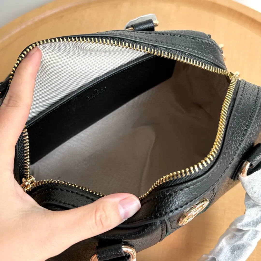 Upgraded version of real shot #💰320 Model: 772053. Dimensions: 14 (length) x 21.5 (width) x 11.5cm (thickness) As a brand classic, GG Supreme canvas has become an iconic fabric in the Gucci design world. The fabric appears frequently in the brand's new collections and is reinterpreted through the Gucci aesthetic perspective. This mini tote is embellished with the brand's signature monogram throughout. The classic interlocking G-shaped accessories add branding charm to this piece.