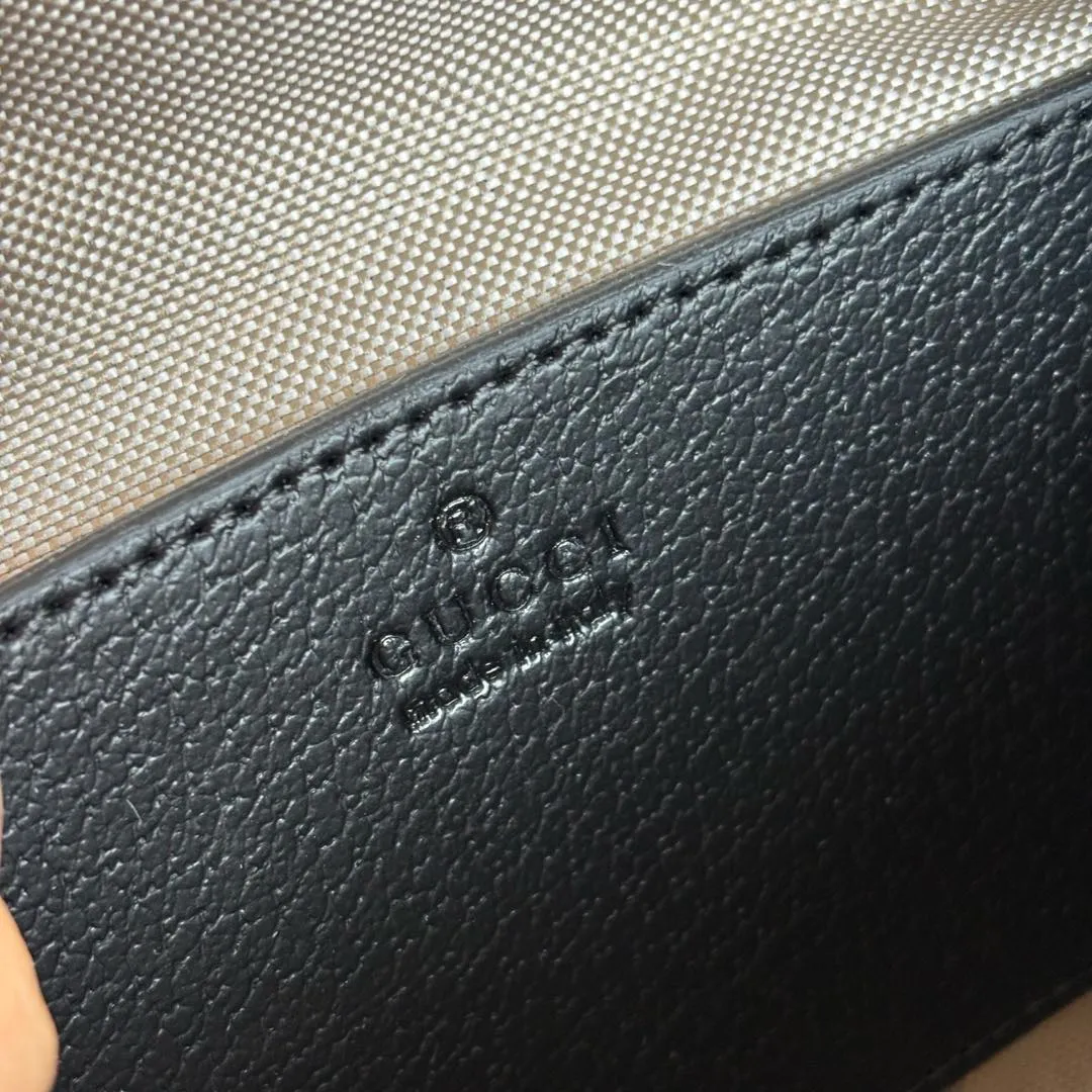 Upgraded version of real shot #💰320 Model: 772053. Dimensions: 14 (length) x 21.5 (width) x 11.5cm (thickness) As a brand classic, GG Supreme canvas has become an iconic fabric in the Gucci design world. The fabric appears frequently in the brand's new collections and is reinterpreted through the Gucci aesthetic perspective. This mini tote is embellished with the brand's signature monogram throughout. The classic interlocking G-shaped accessories add branding charm to this piece.