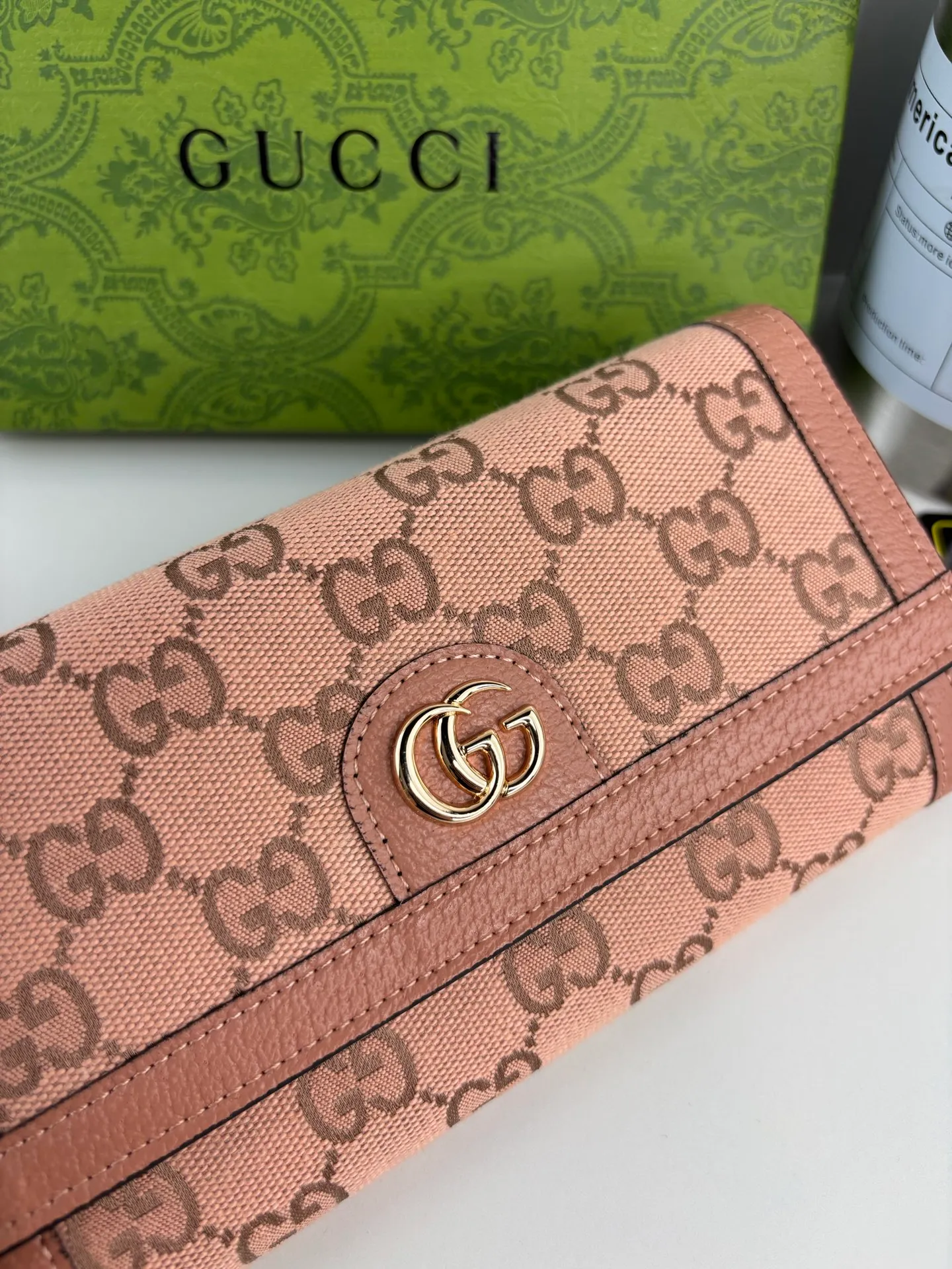 💰170 GUCCl As one of the most popular colors, this unique pink symbolizes luxury and pleasure. In the 2023 early autumn series, Gucci's new pink GG canvas incorporates new ideas into a series of small leather items; this Ophidia series, which is embellished with rose gold accessories, is a European-style wallet that evolved from the early Gucci diamond diamond pattern that began in the 1930s. This bifold wallet features logo, rose gold tone hardware Double G, pink leather piping, moiré fabric lining, rose gold hardware, 12 card compartments, 3 bill compartments, and half-wrap closure. Style number: 523153 Size: 19cmx10cmx3cm Color: rose gold