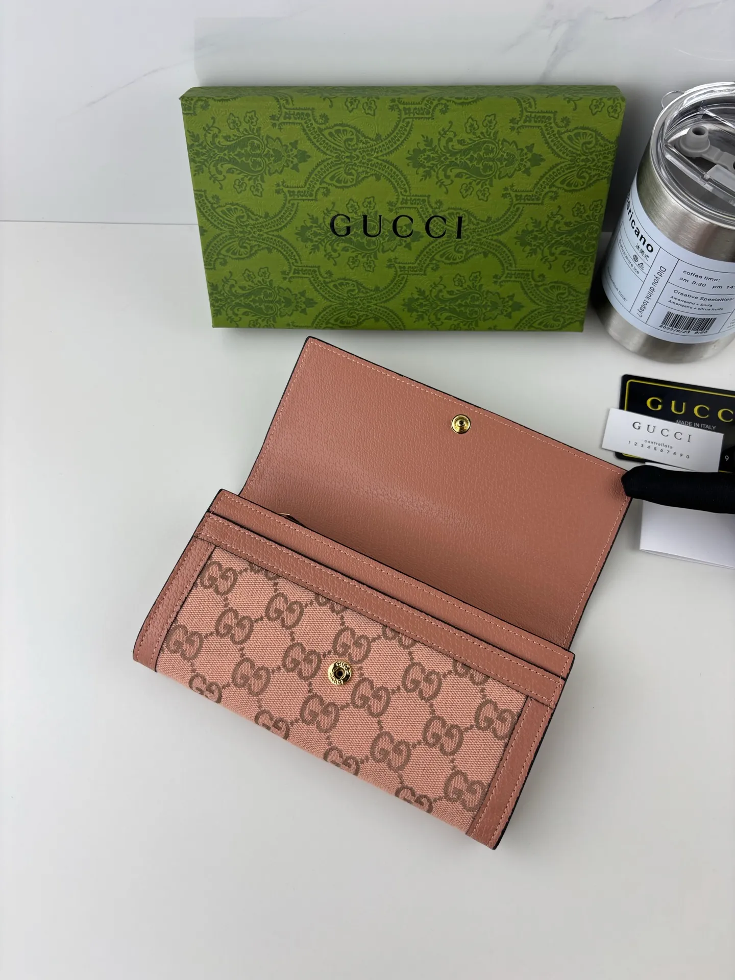 💰170 GUCCl As one of the most popular colors, this unique pink symbolizes luxury and pleasure. In the 2023 early autumn series, Gucci's new pink GG canvas incorporates new ideas into a series of small leather items; this Ophidia series, which is embellished with rose gold accessories, is a European-style wallet that evolved from the early Gucci diamond diamond pattern that began in the 1930s. This bifold wallet features logo, rose gold tone hardware Double G, pink leather piping, moiré fabric lining, rose gold hardware, 12 card compartments, 3 bill compartments, and half-wrap closure. Style number: 523153 Size: 19cmx10cmx3cm Color: rose gold