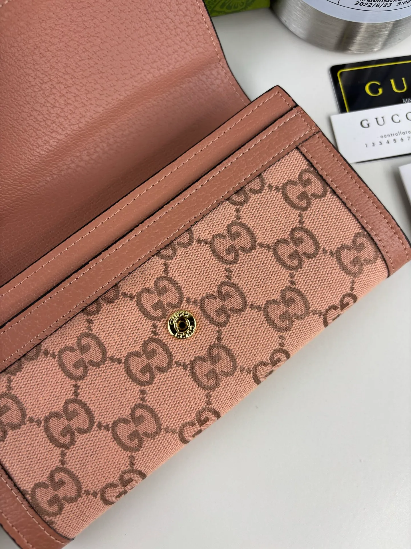 💰170 GUCCl As one of the most popular colors, this unique pink symbolizes luxury and pleasure. In the 2023 early autumn series, Gucci's new pink GG canvas incorporates new ideas into a series of small leather items; this Ophidia series, which is embellished with rose gold accessories, is a European-style wallet that evolved from the early Gucci diamond diamond pattern that began in the 1930s. This bifold wallet features logo, rose gold tone hardware Double G, pink leather piping, moiré fabric lining, rose gold hardware, 12 card compartments, 3 bill compartments, and half-wrap closure. Style number: 523153 Size: 19cmx10cmx3cm Color: rose gold