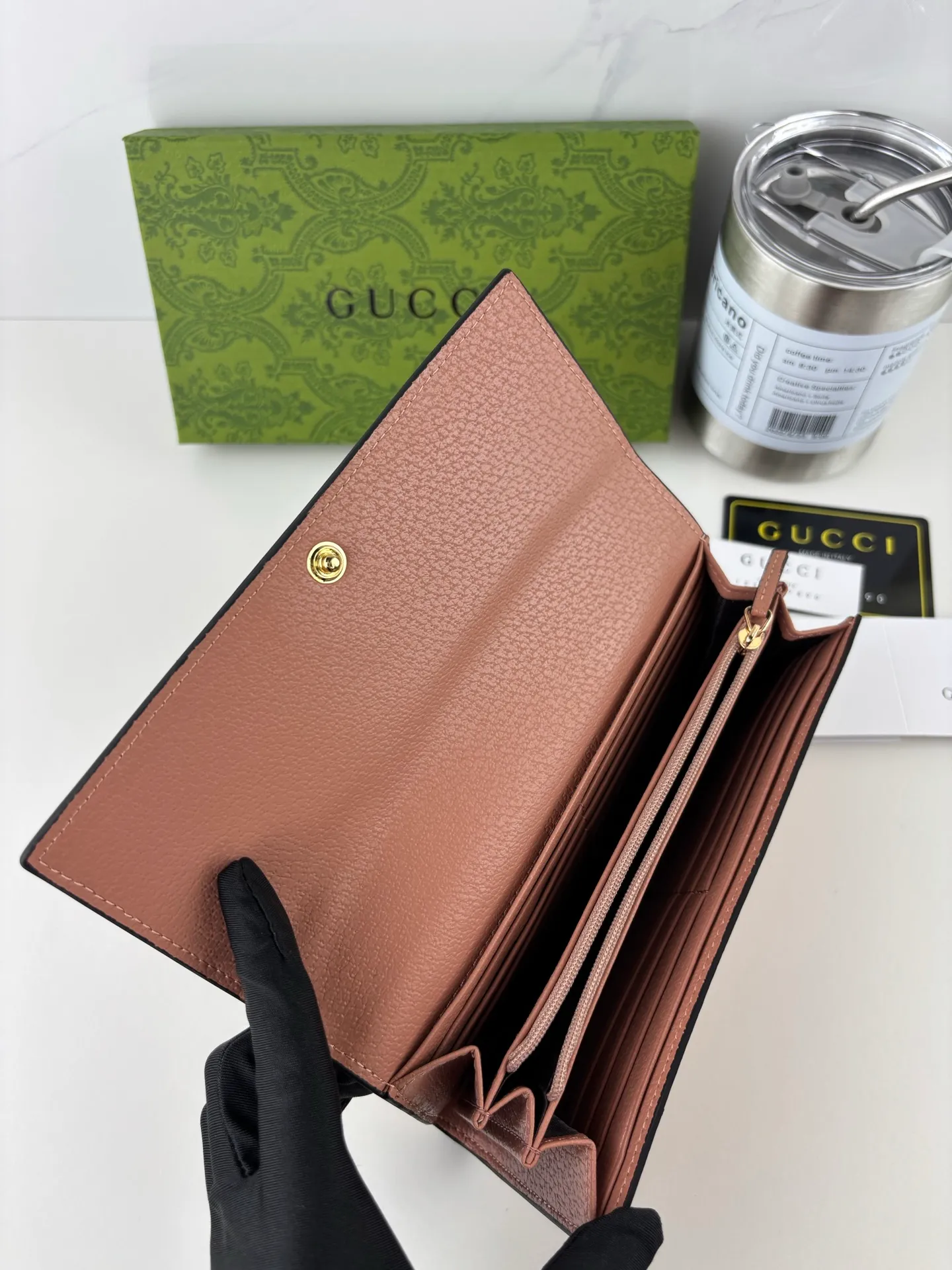 💰170 GUCCl As one of the most popular colors, this unique pink symbolizes luxury and pleasure. In the 2023 early autumn series, Gucci's new pink GG canvas incorporates new ideas into a series of small leather items; this Ophidia series, which is embellished with rose gold accessories, is a European-style wallet that evolved from the early Gucci diamond diamond pattern that began in the 1930s. This bifold wallet features logo, rose gold tone hardware Double G, pink leather piping, moiré fabric lining, rose gold hardware, 12 card compartments, 3 bill compartments, and half-wrap closure. Style number: 523153 Size: 19cmx10cmx3cm Color: rose gold