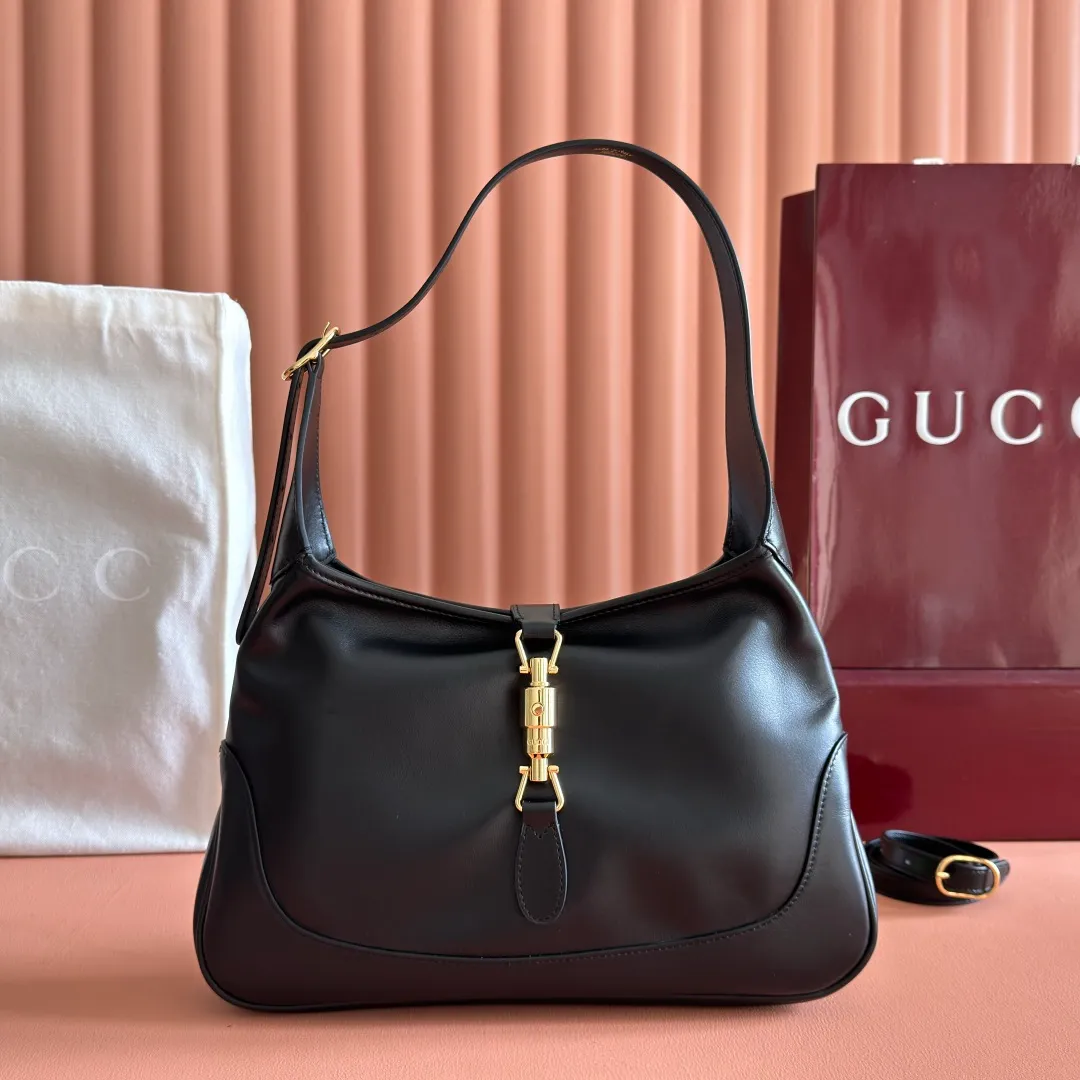 p1500. 💋💋💋"With full set of original counter packaging"💕Gucci's new series is crazy! Demna’s design vision is amazing. The dark horse of Fashion Week is none other than Gucci! The "La Famiglia" series brought by Demna takes Gucci's retro luxury to a new level. Every detail of the new product reveals the designer's ingenuity, and classic elements have been reinterpreted to make them more recognizable. From daily armpit bags to evening tassel bags, the styles span a wide range but are unified and high-end. Black leather Black leather piping Black leather lining Interior: 1 zip pocket Model number: 863137. Dimensions: 28x19x4.5cm. Color: black/full leather. Made in Italy