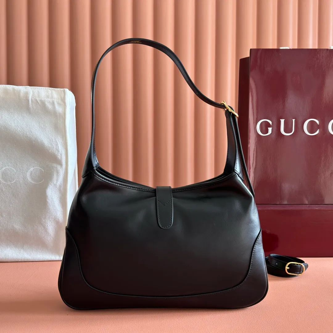 p1500. 💋💋💋"With full set of original counter packaging"💕Gucci's new series is crazy! Demna’s design vision is amazing. The dark horse of Fashion Week is none other than Gucci! The "La Famiglia" series brought by Demna takes Gucci's retro luxury to a new level. Every detail of the new product reveals the designer's ingenuity, and classic elements have been reinterpreted to make them more recognizable. From daily armpit bags to evening tassel bags, the styles span a wide range but are unified and high-end. Black leather Black leather piping Black leather lining Interior: 1 zip pocket Model number: 863137. Dimensions: 28x19x4.5cm. Color: black/full leather. Made in Italy