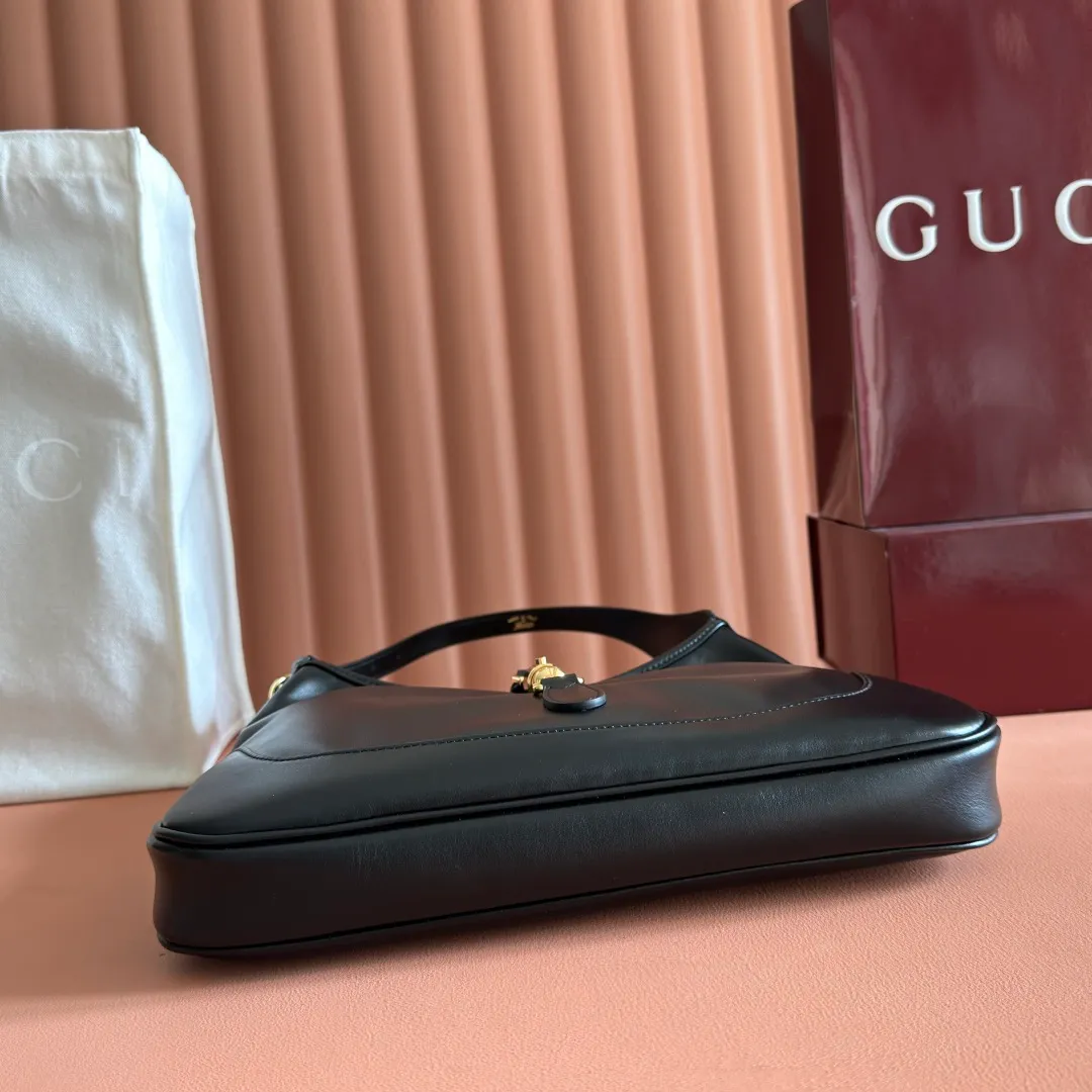 p1500. 💋💋💋"With full set of original counter packaging"💕Gucci's new series is crazy! Demna’s design vision is amazing. The dark horse of Fashion Week is none other than Gucci! The "La Famiglia" series brought by Demna takes Gucci's retro luxury to a new level. Every detail of the new product reveals the designer's ingenuity, and classic elements have been reinterpreted to make them more recognizable. From daily armpit bags to evening tassel bags, the styles span a wide range but are unified and high-end. Black leather Black leather piping Black leather lining Interior: 1 zip pocket Model number: 863137. Dimensions: 28x19x4.5cm. Color: black/full leather. Made in Italy