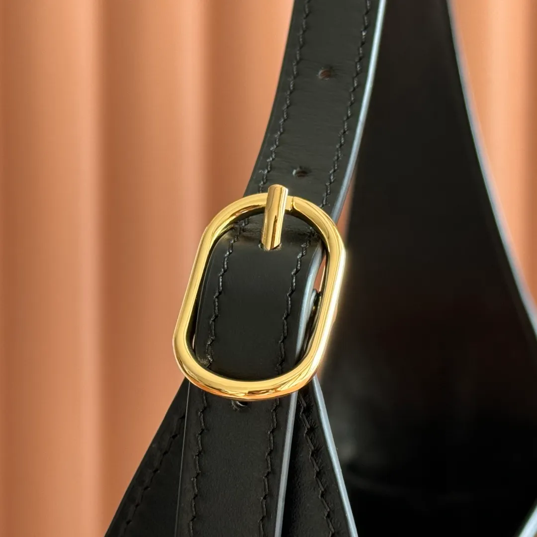p1500. 💋💋💋"With full set of original counter packaging"💕Gucci's new series is crazy! Demna’s design vision is amazing. The dark horse of Fashion Week is none other than Gucci! The "La Famiglia" series brought by Demna takes Gucci's retro luxury to a new level. Every detail of the new product reveals the designer's ingenuity, and classic elements have been reinterpreted to make them more recognizable. From daily armpit bags to evening tassel bags, the styles span a wide range but are unified and high-end. Black leather Black leather piping Black leather lining Interior: 1 zip pocket Model number: 863137. Dimensions: 28x19x4.5cm. Color: black/full leather. Made in Italy