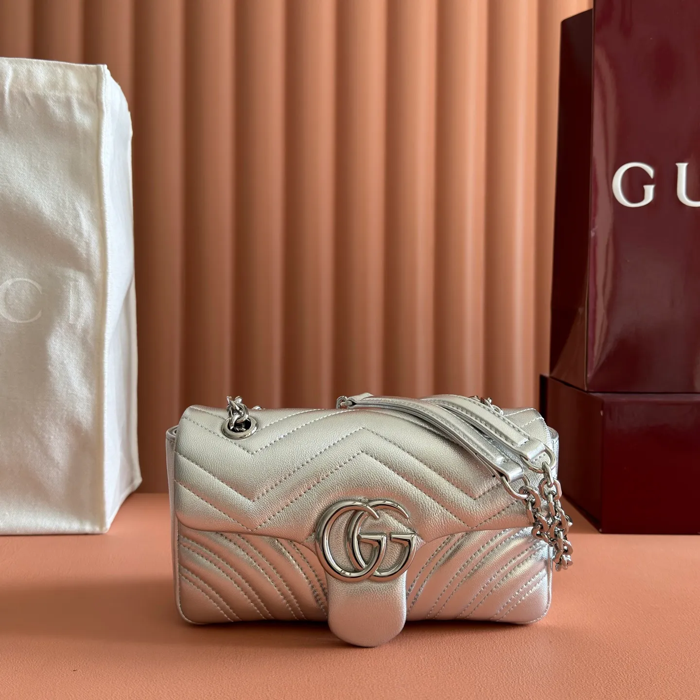 p1300💋💋💋Imported original leather [with full set of original counter packaging] The brand's iconic GG Marmont series is ingeniously integrated with double G styling accessories, faceted chain straps and soft silhouettes, and the gold and silver thread leather is selected to create a shoulder bag style. Silver metallic quilted V-shaped lamé leather Silver-toned hardware Silver viscose lining Double G Interior: One open pocket Sliding chain strap that can be used as a shoulder strap (55 cm high) Spring-buckle flap Ref.: 837280. Dimensions: 22cm (W) x 12.5cm (H) x 6cm (D) Weight: approx. 0.55kg Colour: Silver Sheepskin Made in Italy