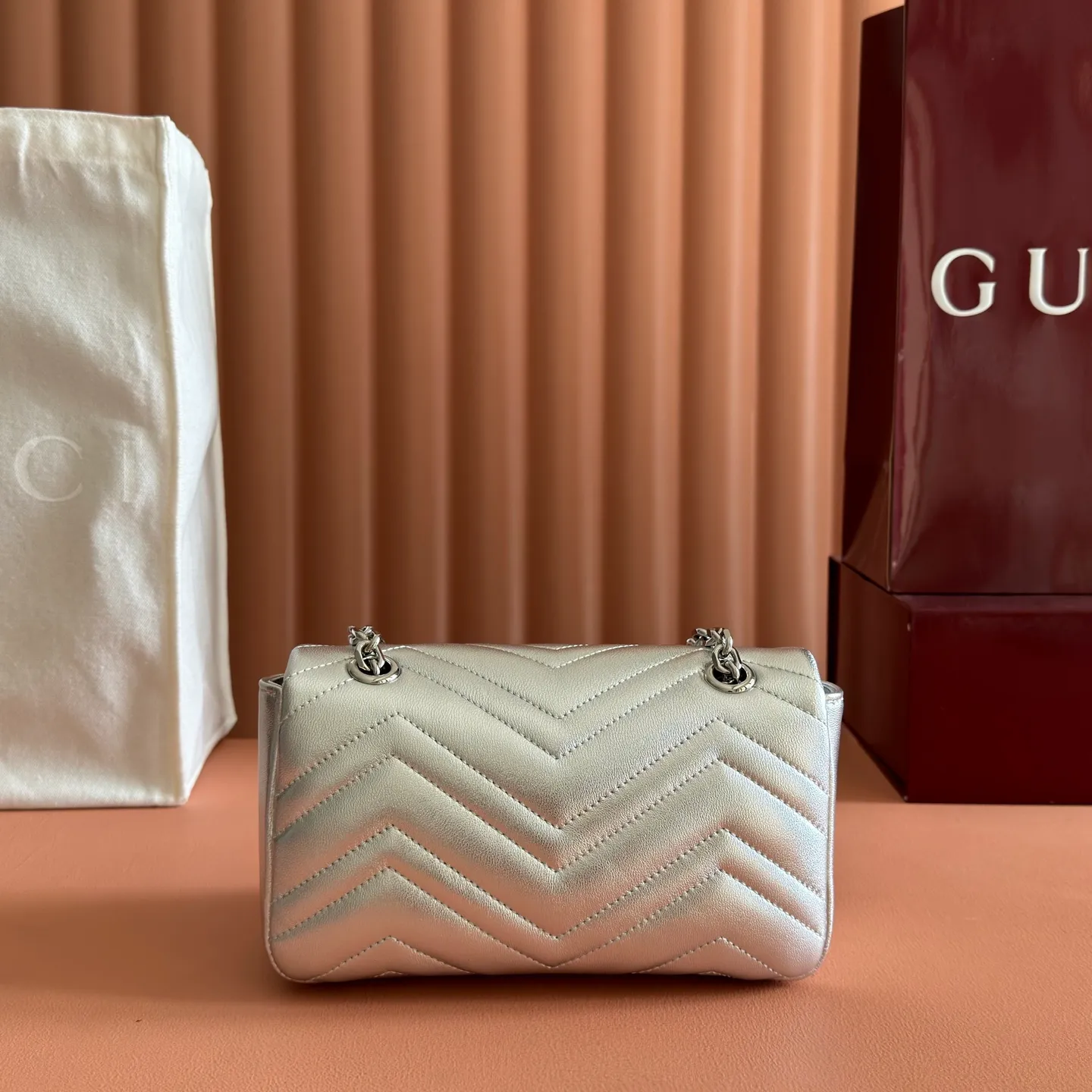 p1300💋💋💋Imported original leather [with full set of original counter packaging] The brand's iconic GG Marmont series is ingeniously integrated with double G styling accessories, faceted chain straps and soft silhouettes, and the gold and silver thread leather is selected to create a shoulder bag style. Silver metallic quilted V-shaped lamé leather Silver-toned hardware Silver viscose lining Double G Interior: One open pocket Sliding chain strap that can be used as a shoulder strap (55 cm high) Spring-buckle flap Ref.: 837280. Dimensions: 22cm (W) x 12.5cm (H) x 6cm (D) Weight: approx. 0.55kg Colour: Silver Sheepskin Made in Italy
