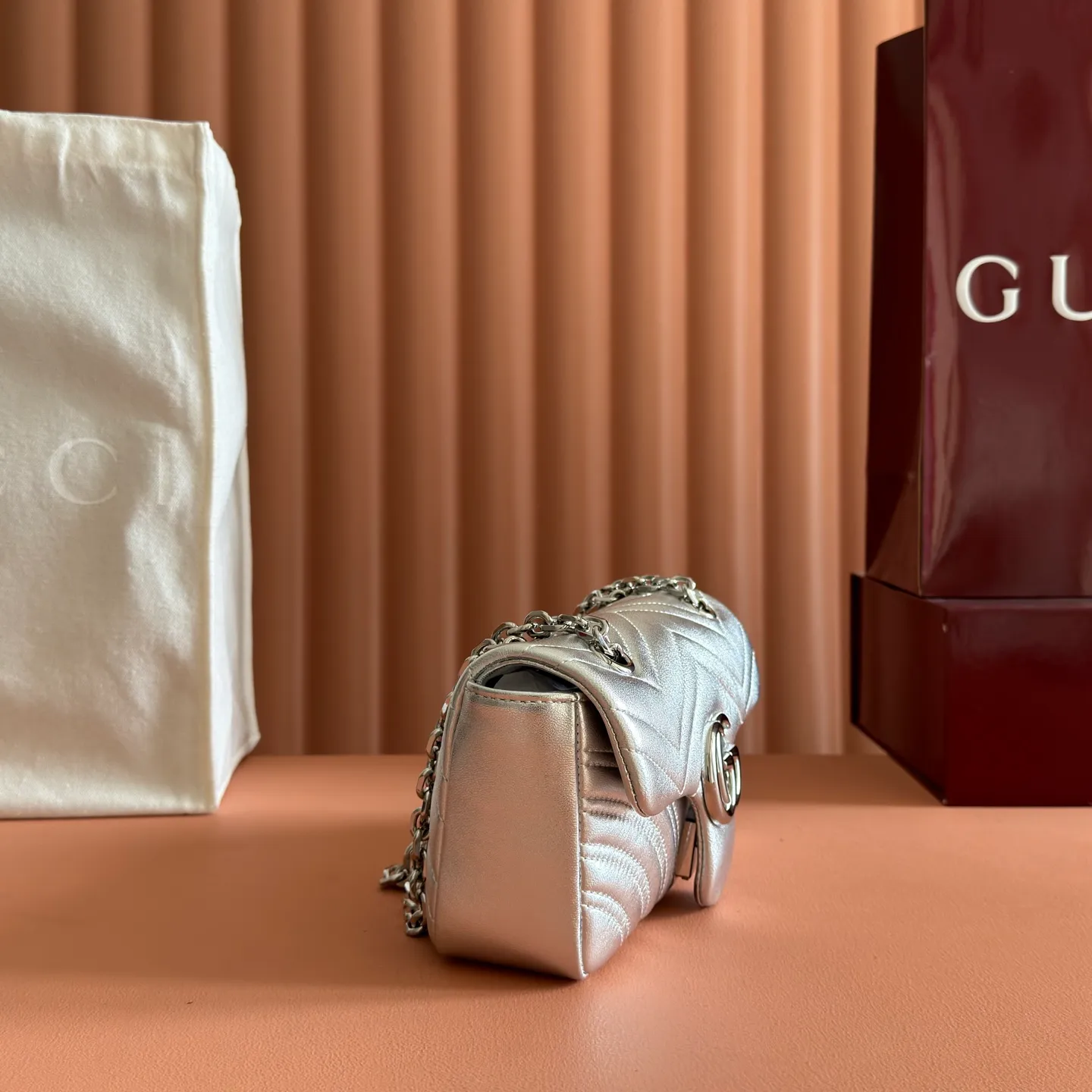p1300💋💋💋Imported original leather [with full set of original counter packaging] The brand's iconic GG Marmont series is ingeniously integrated with double G styling accessories, faceted chain straps and soft silhouettes, and the gold and silver thread leather is selected to create a shoulder bag style. Silver metallic quilted V-shaped lamé leather Silver-toned hardware Silver viscose lining Double G Interior: One open pocket Sliding chain strap that can be used as a shoulder strap (55 cm high) Spring-buckle flap Ref.: 837280. Dimensions: 22cm (W) x 12.5cm (H) x 6cm (D) Weight: approx. 0.55kg Colour: Silver Sheepskin Made in Italy