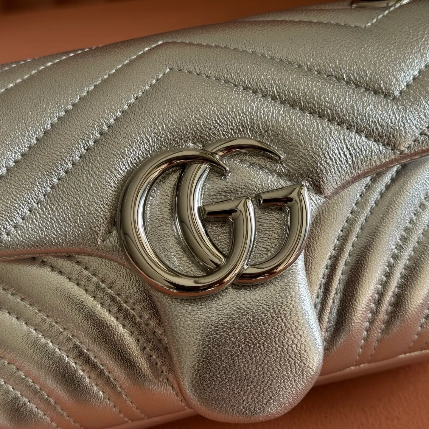p1300💋💋💋Imported original leather [with full set of original counter packaging] The brand's iconic GG Marmont series is ingeniously integrated with double G styling accessories, faceted chain straps and soft silhouettes, and the gold and silver thread leather is selected to create a shoulder bag style. Silver metallic quilted V-shaped lamé leather Silver-toned hardware Silver viscose lining Double G Interior: One open pocket Sliding chain strap that can be used as a shoulder strap (55 cm high) Spring-buckle flap Ref.: 837280. Dimensions: 22cm (W) x 12.5cm (H) x 6cm (D) Weight: approx. 0.55kg Colour: Silver Sheepskin Made in Italy