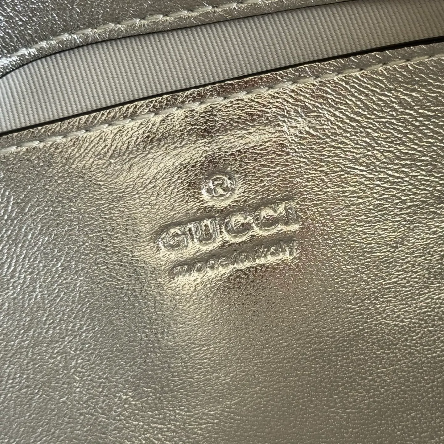 p1300💋💋💋Imported original leather [with full set of original counter packaging] The brand's iconic GG Marmont series is ingeniously integrated with double G styling accessories, faceted chain straps and soft silhouettes, and the gold and silver thread leather is selected to create a shoulder bag style. Silver metallic quilted V-shaped lamé leather Silver-toned hardware Silver viscose lining Double G Interior: One open pocket Sliding chain strap that can be used as a shoulder strap (55 cm high) Spring-buckle flap Ref.: 837280. Dimensions: 22cm (W) x 12.5cm (H) x 6cm (D) Weight: approx. 0.55kg Colour: Silver Sheepskin Made in Italy