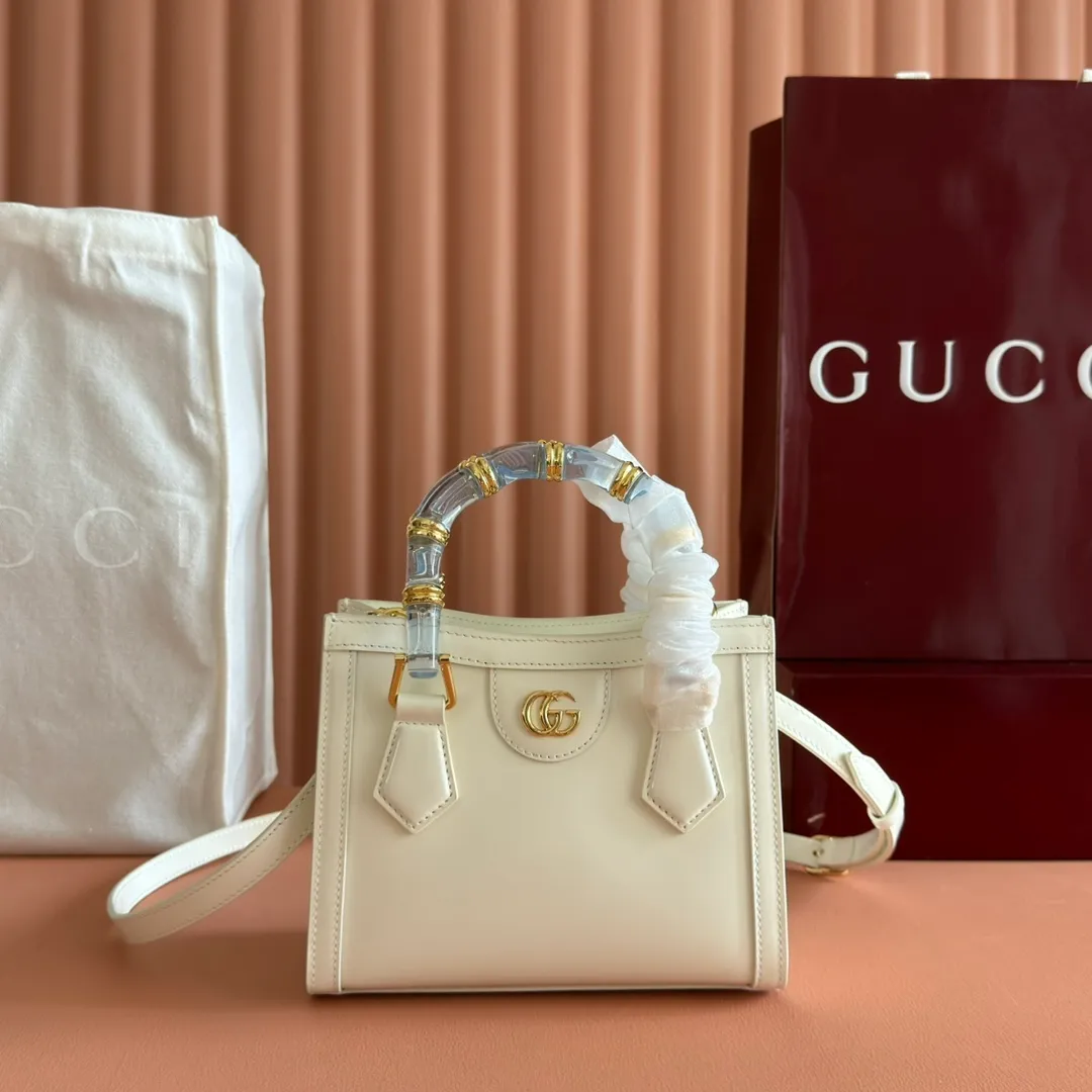 p1560. 💋💋💋【With full set of original counter packaging】【New Product】In the 2025 spring and summer series, the Gucci Diana series reinterprets classic bamboo accessories with resin and brass details. There are many ways to carry it, it can be carried cross-body or on the shoulder. Light purple glossy polished sheepskin Gold-tone hardware Bamboo shaped resin and brass handles Light purple sheepskin lining Double G Interior: One open pocket 8 cm high Removable and adjustable sheepskin shoulder strap (48 to 55 cm high); length adjustable from 93 to 109 cm Ident.: 832936. Dimensions: 20cm (width) x 16cm (height) x 10cm (depth) Weight: approx. 0.95kg Color: White full leather. Made in Italy