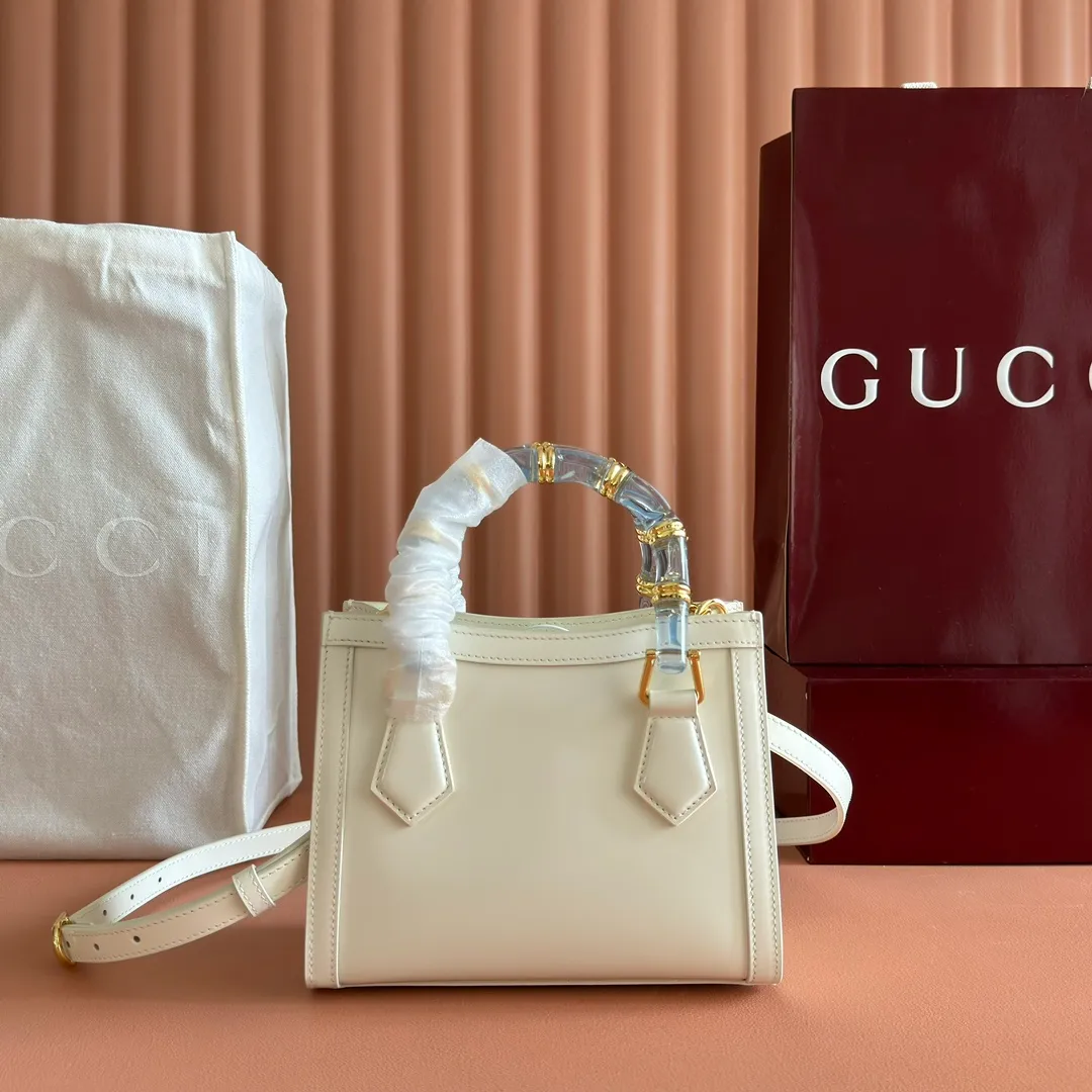 p1560. 💋💋💋【With full set of original counter packaging】【New Product】In the 2025 spring and summer series, the Gucci Diana series reinterprets classic bamboo accessories with resin and brass details. There are many ways to carry it, it can be carried cross-body or on the shoulder. Light purple glossy polished sheepskin Gold-tone hardware Bamboo shaped resin and brass handles Light purple sheepskin lining Double G Interior: One open pocket 8 cm high Removable and adjustable sheepskin shoulder strap (48 to 55 cm high); length adjustable from 93 to 109 cm Ident.: 832936. Dimensions: 20cm (width) x 16cm (height) x 10cm (depth) Weight: approx. 0.95kg Color: White full leather. Made in Italy