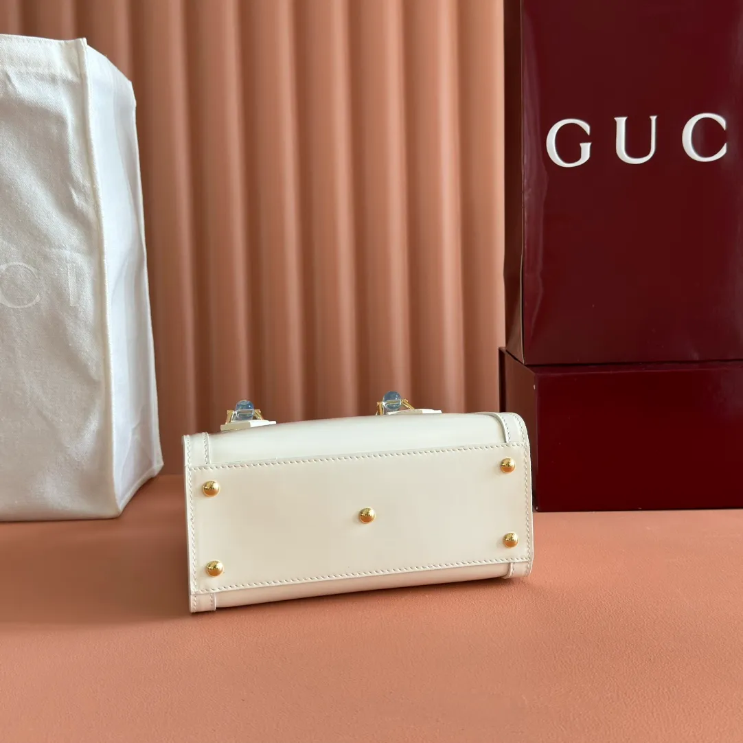 p1560. 💋💋💋【With full set of original counter packaging】【New Product】In the 2025 spring and summer series, the Gucci Diana series reinterprets classic bamboo accessories with resin and brass details. There are many ways to carry it, it can be carried cross-body or on the shoulder. Light purple glossy polished sheepskin Gold-tone hardware Bamboo shaped resin and brass handles Light purple sheepskin lining Double G Interior: One open pocket 8 cm high Removable and adjustable sheepskin shoulder strap (48 to 55 cm high); length adjustable from 93 to 109 cm Ident.: 832936. Dimensions: 20cm (width) x 16cm (height) x 10cm (depth) Weight: approx. 0.95kg Color: White full leather. Made in Italy