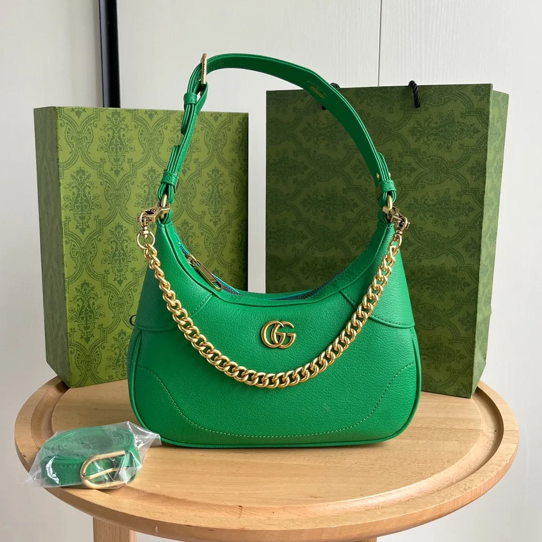 Actual shot #💰320 Style number: 731817 green Size: 25✖️19✖️7cm Gucci’s new hobo crescent bag is here. There are 3 shoulder straps in total. It can be carried on one shoulder, crossbody, or under the arm. The solid color is super easy to match. The whole atmosphere is full