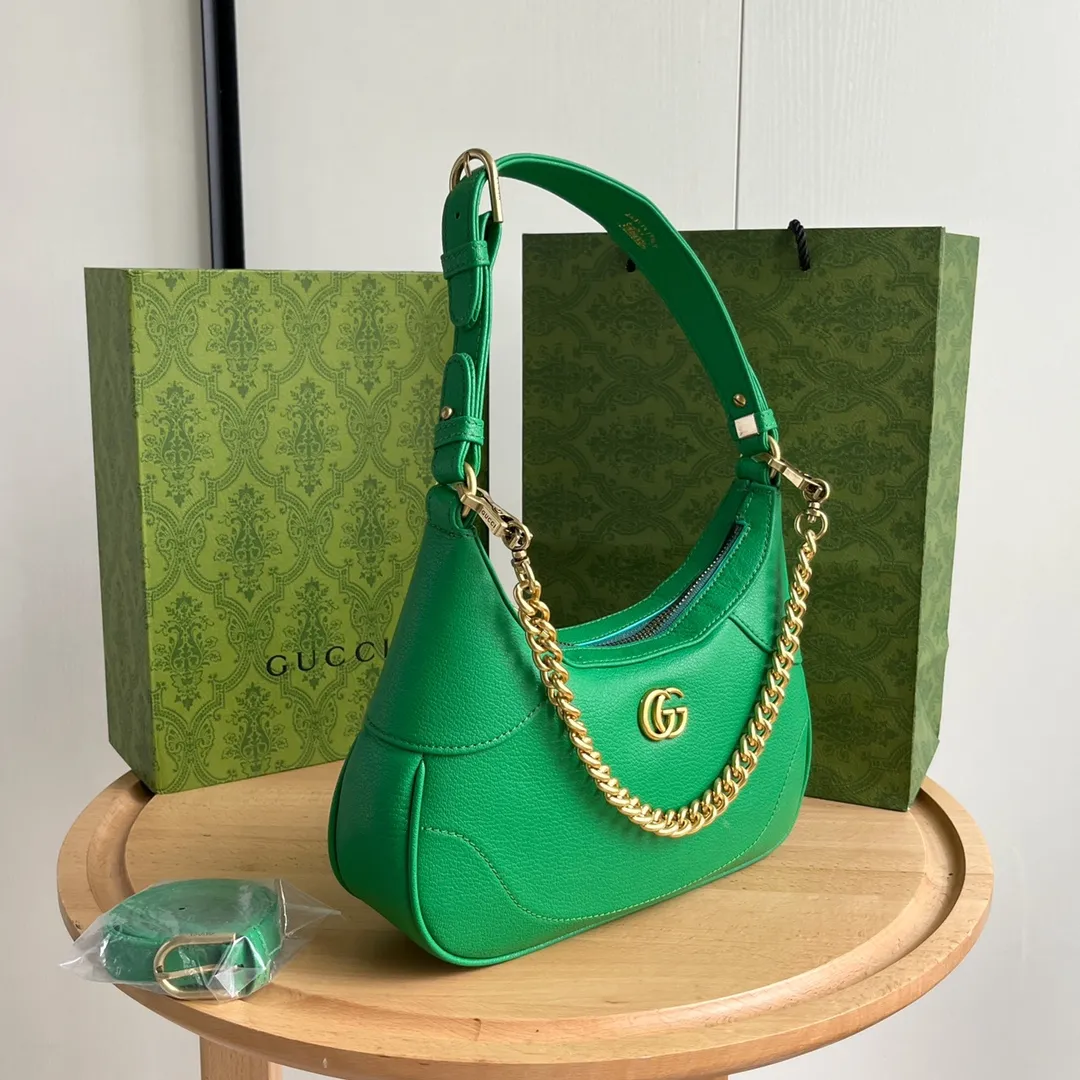 Actual shot #💰320 Style number: 731817 green Size: 25✖️19✖️7cm Gucci’s new hobo crescent bag is here. There are 3 shoulder straps in total. It can be carried on one shoulder, crossbody, or under the arm. The solid color is super easy to match. The whole atmosphere is full