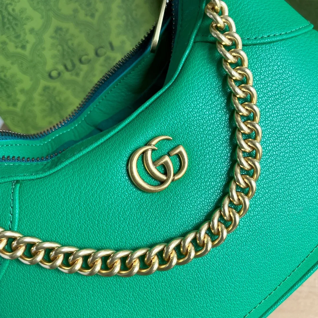 Actual shot #💰320 Style number: 731817 green Size: 25✖️19✖️7cm Gucci’s new hobo crescent bag is here. There are 3 shoulder straps in total. It can be carried on one shoulder, crossbody, or under the arm. The solid color is super easy to match. The whole atmosphere is full