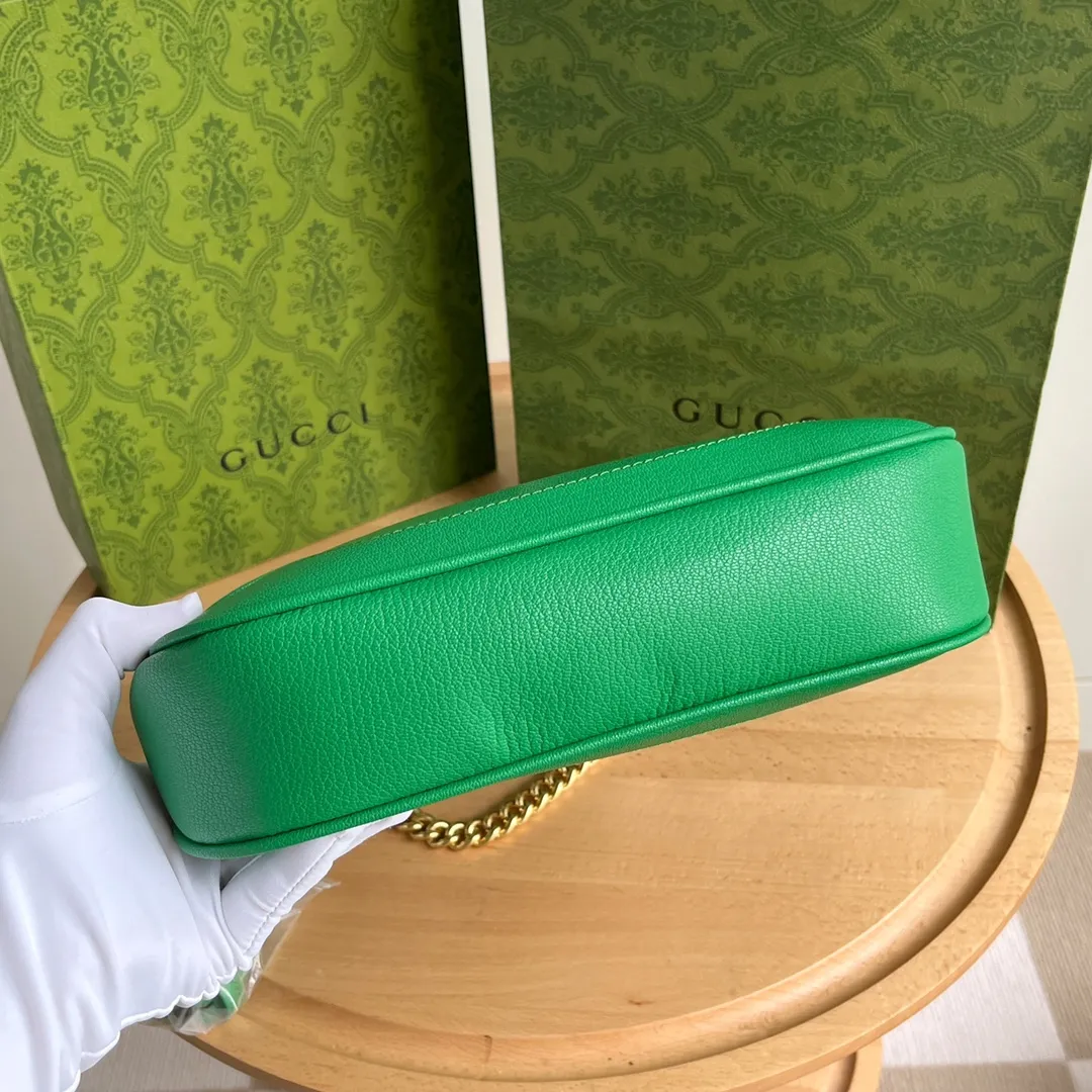 Actual shot #💰320 Style number: 731817 green Size: 25✖️19✖️7cm Gucci’s new hobo crescent bag is here. There are 3 shoulder straps in total. It can be carried on one shoulder, crossbody, or under the arm. The solid color is super easy to match. The whole atmosphere is full