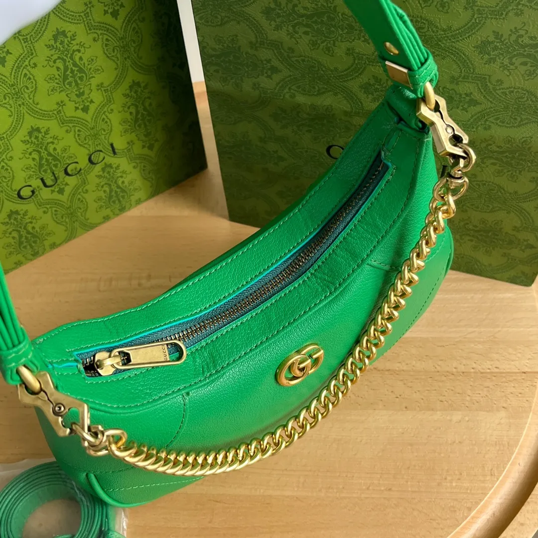 Actual shot #💰320 Style number: 731817 green Size: 25✖️19✖️7cm Gucci’s new hobo crescent bag is here. There are 3 shoulder straps in total. It can be carried on one shoulder, crossbody, or under the arm. The solid color is super easy to match. The whole atmosphere is full