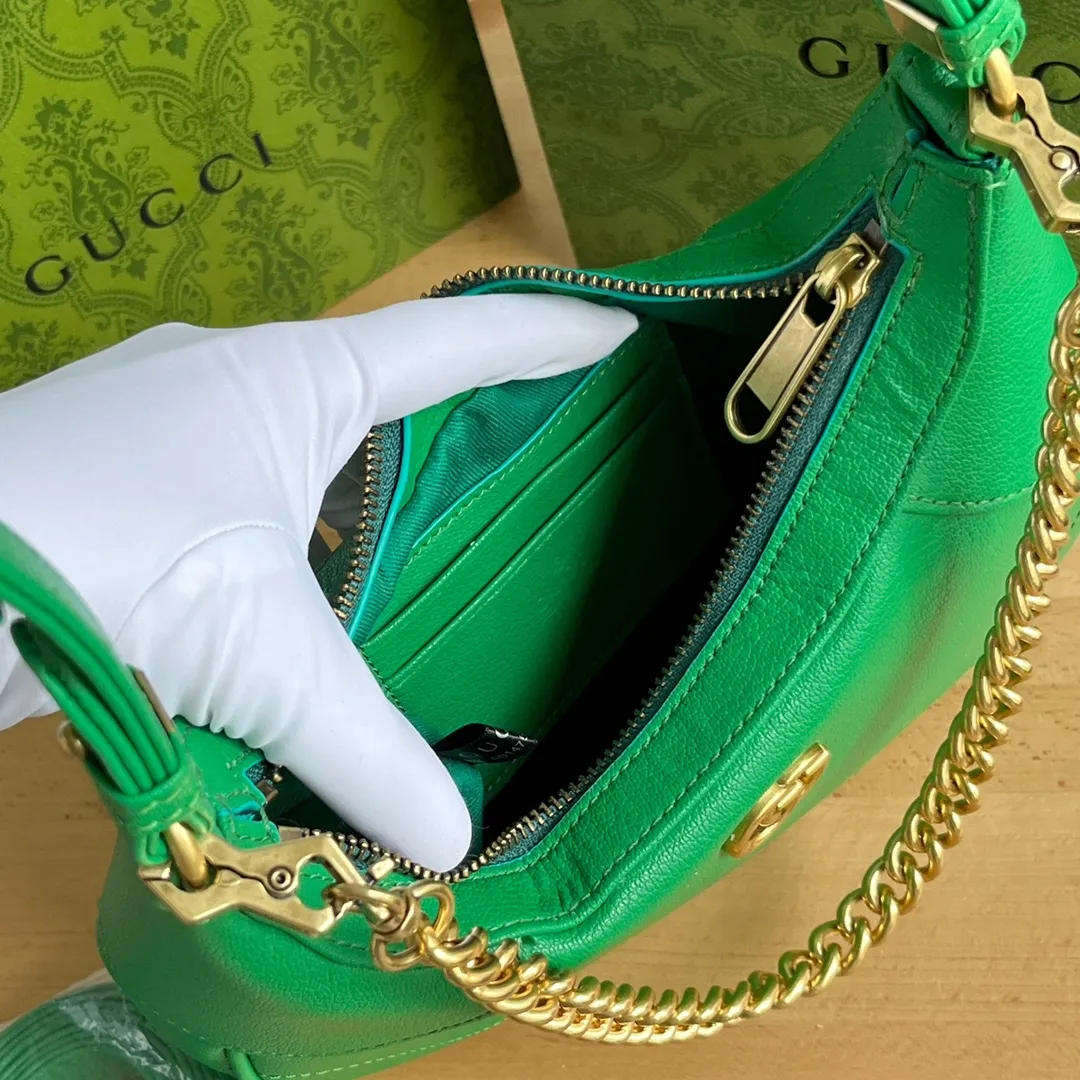Actual shot #💰320 Style number: 731817 green Size: 25✖️19✖️7cm Gucci’s new hobo crescent bag is here. There are 3 shoulder straps in total. It can be carried on one shoulder, crossbody, or under the arm. The solid color is super easy to match. The whole atmosphere is full
