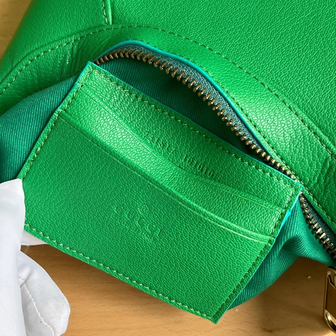 Actual shot #💰320 Style number: 731817 green Size: 25✖️19✖️7cm Gucci’s new hobo crescent bag is here. There are 3 shoulder straps in total. It can be carried on one shoulder, crossbody, or under the arm. The solid color is super easy to match. The whole atmosphere is full