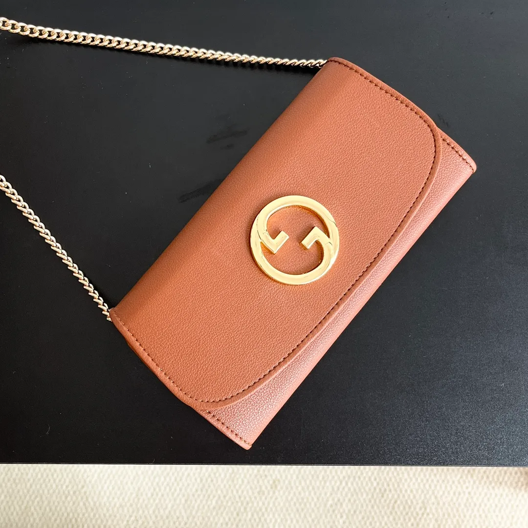 Actual shot #💰290 Model: 725215 Comes with box Size: 21x10.5cm I fell in love with Gucci Blondie at first sight. Second-hand bags have always been my favorite. They are super popular now, mainly because they are so beautiful! It can be worn as an armpit bag or as a cross-body carry. Depending on your mood, I find it very retro, fashionable and fascinating to carry it either way! Many colors to choose from, running quantity models