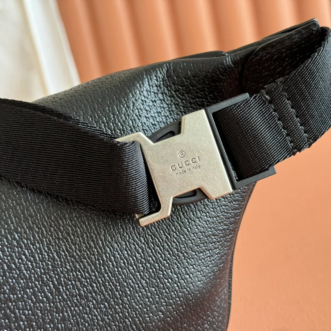 p820💋💋💋 Comes with a full set of original counter packaging [New product] The Ophidia series is crafted in black, with classic silhouettes and new functions, and is made of soft-touch fabrics. This belt bag is made of coated fabric with a GG monogram pattern and is expertly embellished with the Double G logo and webbing details. Black GG monogram coated fabric Black leather trim Gold-toned hardware Dark green linen-cotton blend lining Double G Web detail Zip closure Model: 839106. Dimensions; 30cm (width) x 14cm (height) x 4.5cm (depth) Color: Black full leather. Made in Italy