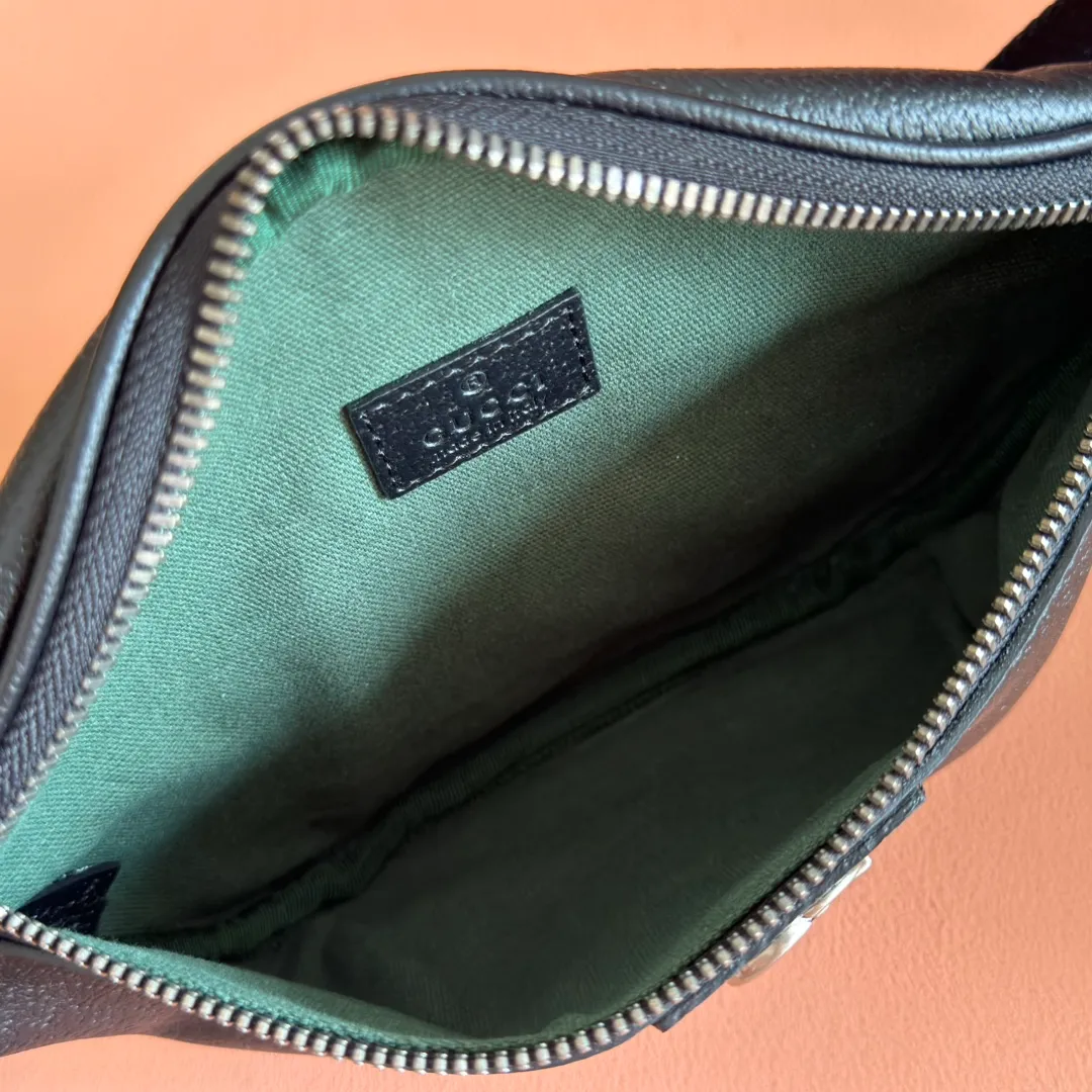 p820💋💋💋 Comes with a full set of original counter packaging [New product] The Ophidia series is crafted in black, with classic silhouettes and new functions, and is made of soft-touch fabrics. This belt bag is made of coated fabric with a GG monogram pattern and is expertly embellished with the Double G logo and webbing details. Black GG monogram coated fabric Black leather trim Gold-toned hardware Dark green linen-cotton blend lining Double G Web detail Zip closure Model: 839106. Dimensions; 30cm (width) x 14cm (height) x 4.5cm (depth) Color: Black full leather. Made in Italy
