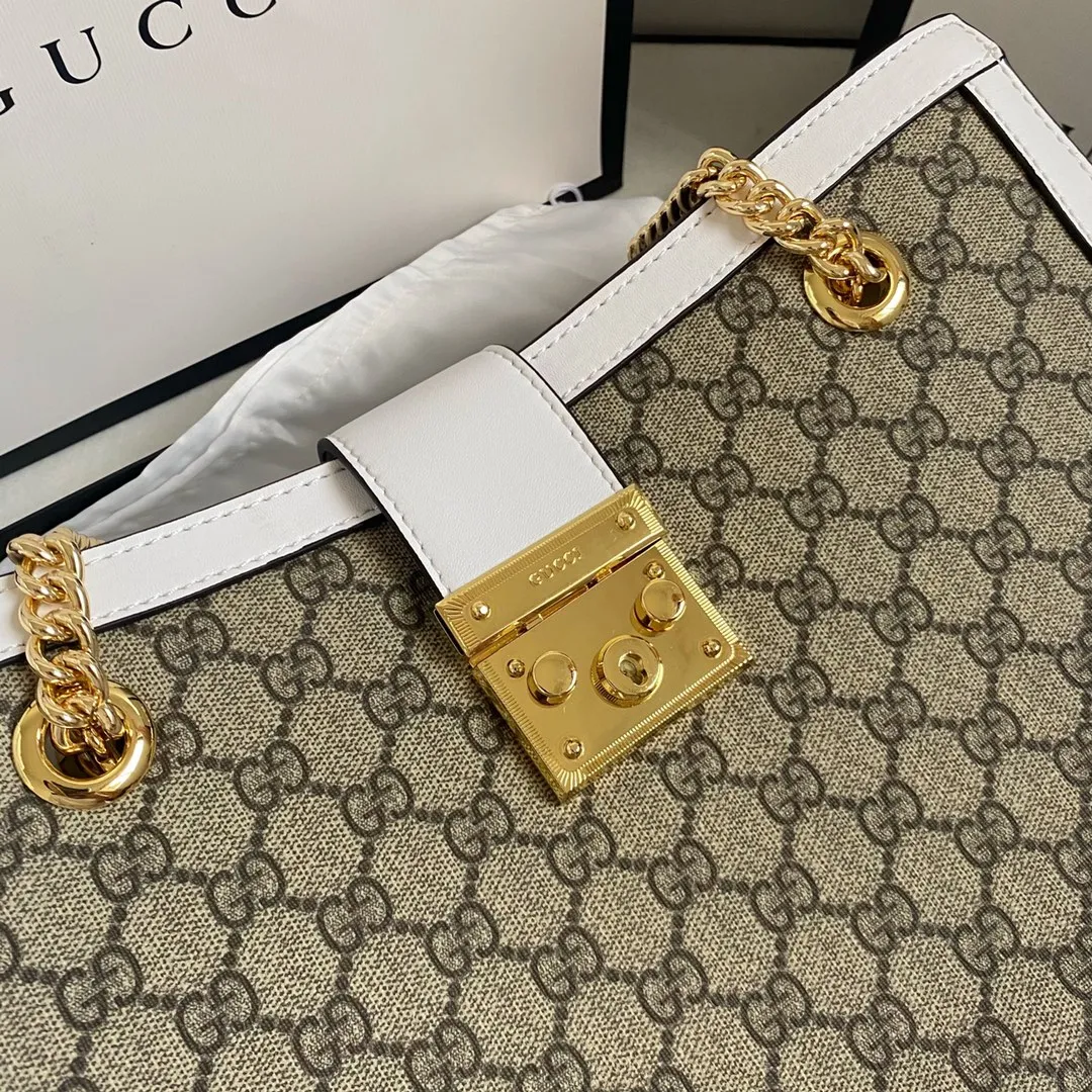 Upgraded version of real shot #💰300 Model number: 479197 large size: 35x23x14cm Gucci padlock series lock double shoulder strap shoulder bag. It is characterized by generous comfort and good accommodation. Office workers can accommodate A4 paper files and computers, and short trips can put a few clothes and basic daily necessities. It is also the best choice for going out😎Upgraded hardware texture up✅Double lining pockets and zipper lining