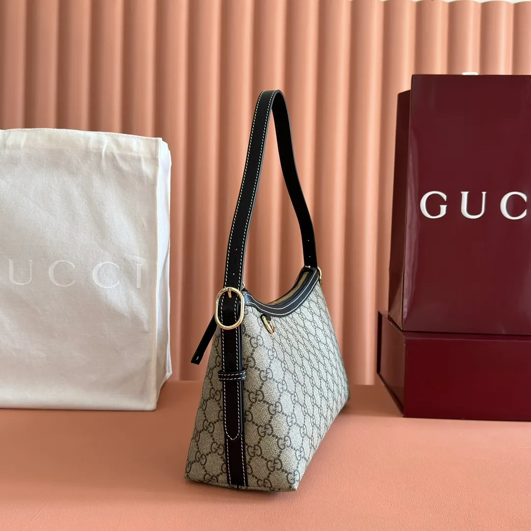 p1040. 💋💋💋 Comes with a full set of original counter packaging [New Product] 2025 Autumn and Winter Series, the GG Emblem series reinterprets the brand's timeless elegance and exquisite craftsmanship. This shoulder bag is crafted in GG beige and dark brown, showing its exquisite texture. Beige and dark brown GG monogram coated fabric Light gold tone hardware Red and green webbing Cotton lining The bag pictured is sold separately and does not come with the bag charm. Interior: Zippered pocket Adjustable leather shoulder strap: Height: 16 cm - 26 cm; Length: 72 cm Zipper closure Ident: 847449. Dimensions: 30cm (width) x 19cm (height) x 11cm (depth) Weight: approx. 0.45kg Color: Pink/PVC. Made in Italy