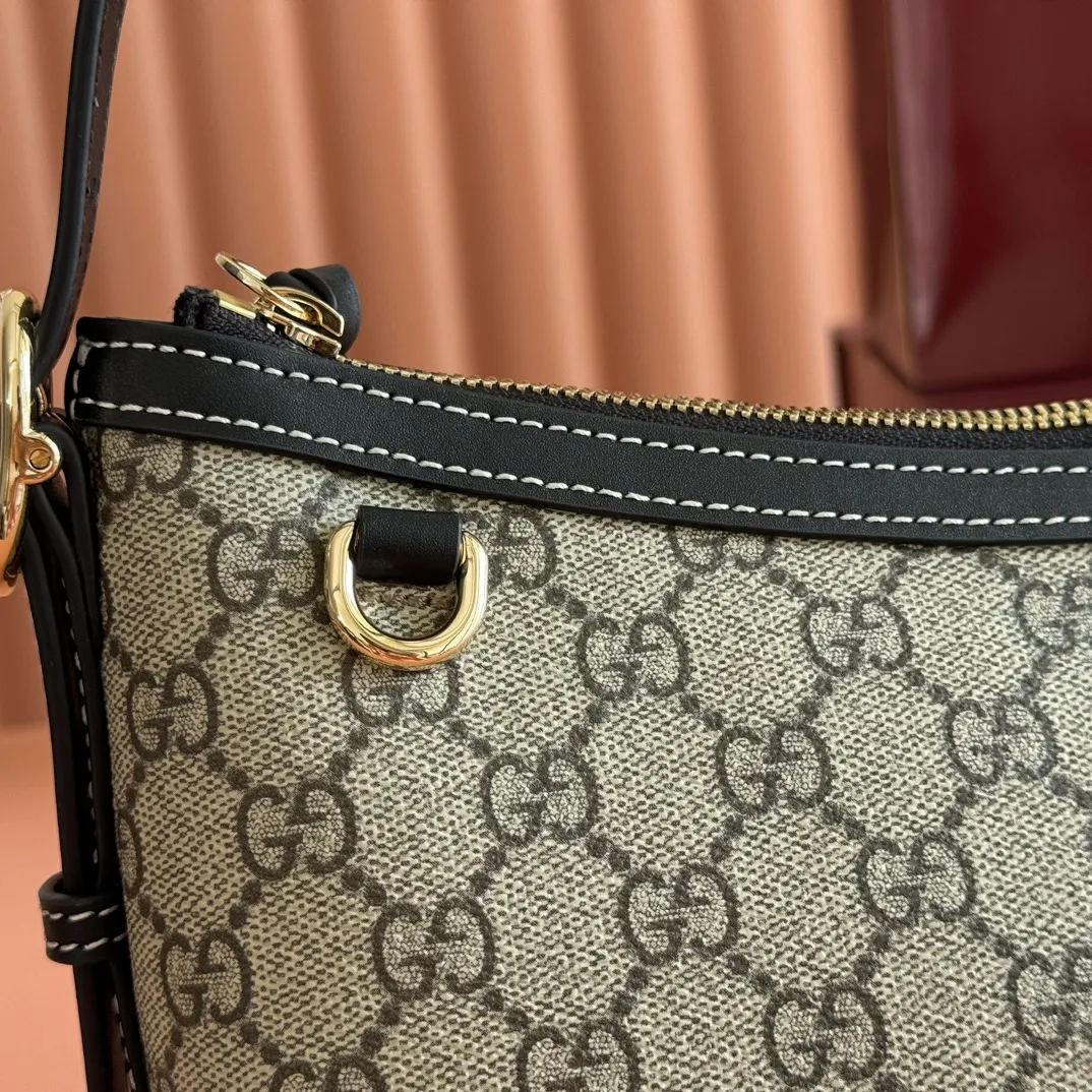 p1040. 💋💋💋 Comes with a full set of original counter packaging [New Product] 2025 Autumn and Winter Series, the GG Emblem series reinterprets the brand's timeless elegance and exquisite craftsmanship. This shoulder bag is crafted in GG beige and dark brown, showing its exquisite texture. Beige and dark brown GG monogram coated fabric Light gold tone hardware Red and green webbing Cotton lining The bag pictured is sold separately and does not come with the bag charm. Interior: Zippered pocket Adjustable leather shoulder strap: Height: 16 cm - 26 cm; Length: 72 cm Zipper closure Ident: 847449. Dimensions: 30cm (width) x 19cm (height) x 11cm (depth) Weight: approx. 0.45kg Color: Pink/PVC. Made in Italy