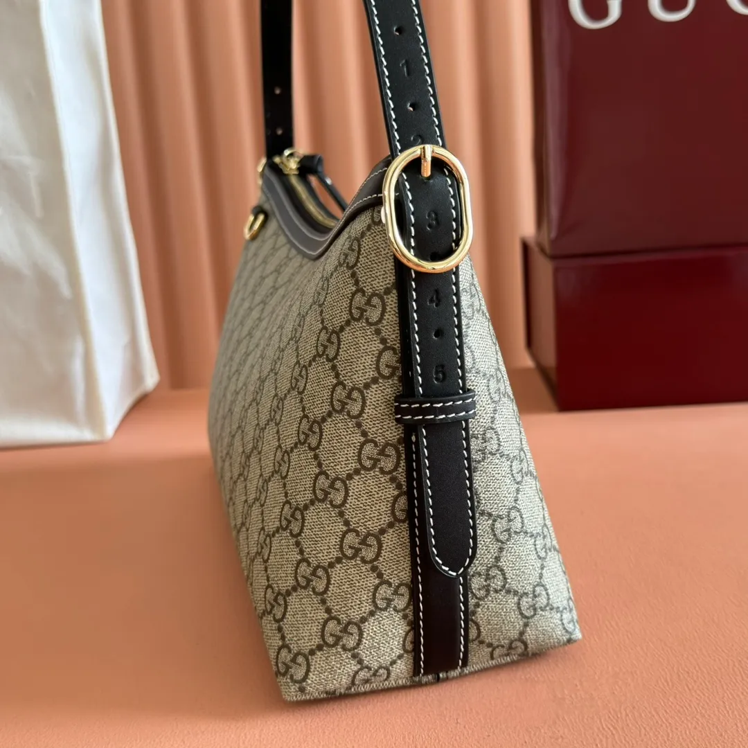 p1040. 💋💋💋 Comes with a full set of original counter packaging [New Product] 2025 Autumn and Winter Series, the GG Emblem series reinterprets the brand's timeless elegance and exquisite craftsmanship. This shoulder bag is crafted in GG beige and dark brown, showing its exquisite texture. Beige and dark brown GG monogram coated fabric Light gold tone hardware Red and green webbing Cotton lining The bag pictured is sold separately and does not come with the bag charm. Interior: Zippered pocket Adjustable leather shoulder strap: Height: 16 cm - 26 cm; Length: 72 cm Zipper closure Ident: 847449. Dimensions: 30cm (width) x 19cm (height) x 11cm (depth) Weight: approx. 0.45kg Color: Pink/PVC. Made in Italy