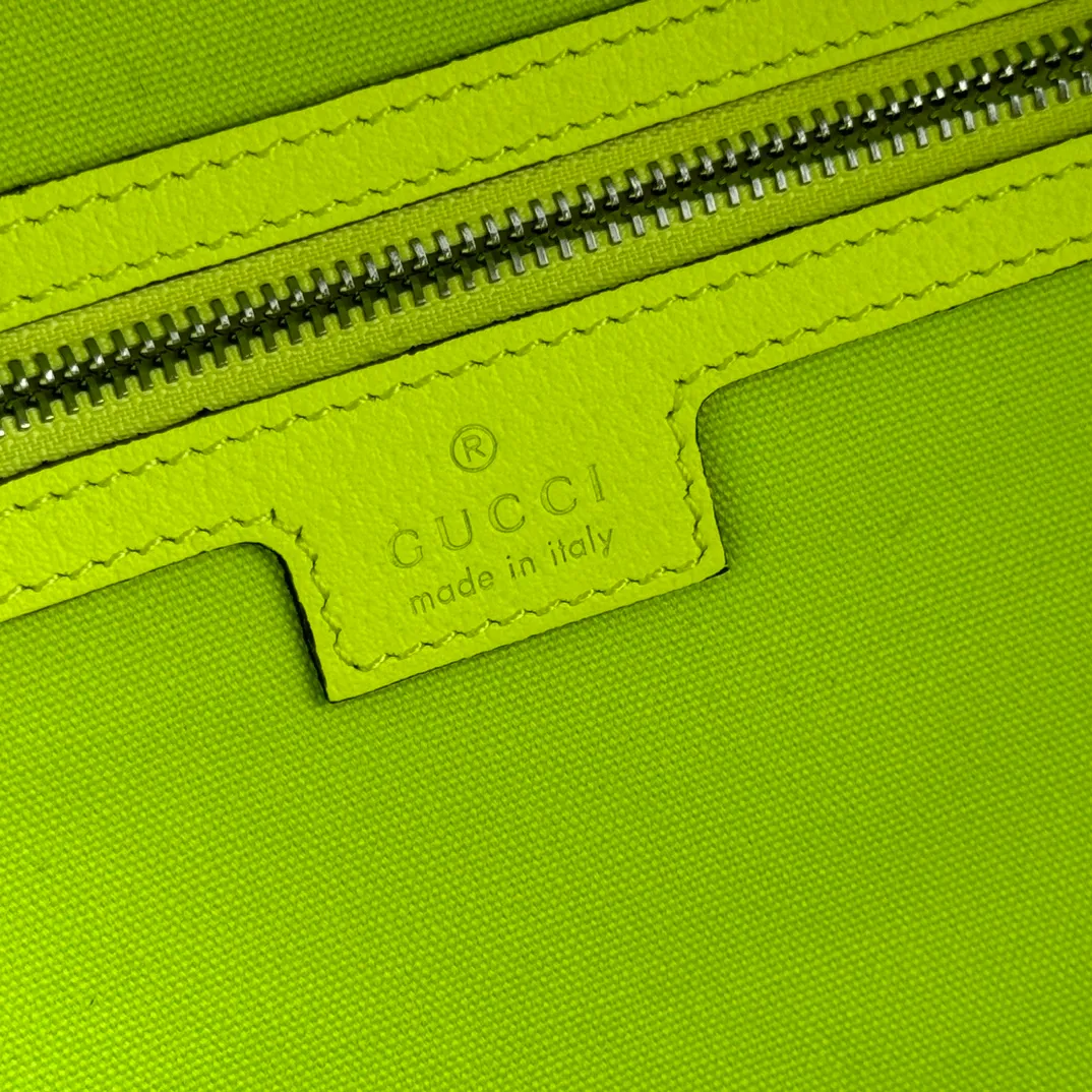 p1240. 💋💋💋 Comes with a full set of original counter gift bag packaging [New Product] This backpack is a masterpiece of the 2025 early autumn series. This piece is crafted from natural lustrous black soft leather and cleverly incorporates Double G elements and Gucci printed embossed logo. The webbing detail adds volume to the silhouette, making it an eye-catching everyday accessory. Natural glossy black soft leather Palladium tone hardware Gucci printed embossed logo Dark green linen-cotton blend lining Double G Web detail Padded mesh at the back Adjustable shoulder strap Interior: 1 zip pocket Exterior: 1 zip pocket Can hold up to a 13-inch laptop, an iPad, an A4 notebook and smaller items Handle height: 8 cm Zipper closure Model number: 834466. Dimensions: 36.5cm (width) x 41cm (height) x 18cm (depth) Weight: approx. 1.5kg Color: dark green silk screen/PVC. Made in Italy