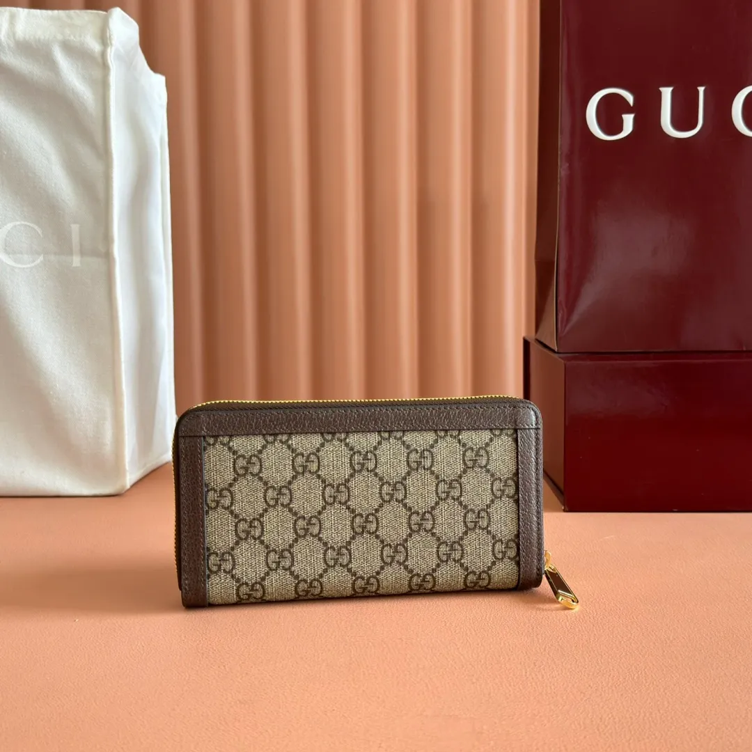 p480. 📣📣📣【Original leather accessories🌈(Cdfmall Sanya Duty Free Store Handbag)🔥🔥 The Ophidia series wallet combines the iconic double G details with the gray and black GG Supreme canvas, paying tribute to the origin of the Gucci brand through timeless matching techniques. This accessory echoes the endless retro sentiment of the Ophidia series items. Model: 706844 Size: 19*10.5*2.5 Color: brown leather/PVC.