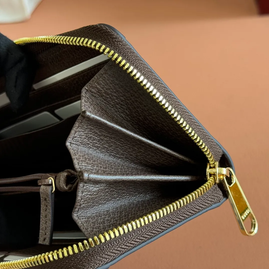 p480. 📣📣📣【Original leather accessories🌈(Cdfmall Sanya Duty Free Store Handbag)🔥🔥 The Ophidia series wallet combines the iconic double G details with the gray and black GG Supreme canvas, paying tribute to the origin of the Gucci brand through timeless matching techniques. This accessory echoes the endless retro sentiment of the Ophidia series items. Model: 706844 Size: 19*10.5*2.5 Color: brown leather/PVC.