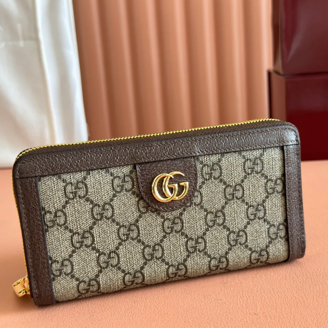 p480. 📣📣📣【Original leather accessories🌈(Cdfmall Sanya Duty Free Store Handbag)🔥🔥 The Ophidia series wallet combines the iconic double G details with the gray and black GG Supreme canvas, paying tribute to the origin of the Gucci brand through timeless matching techniques. This accessory echoes the endless retro sentiment of the Ophidia series items. Model: 706844 Size: 19*10.5*2.5 Color: brown leather/PVC.