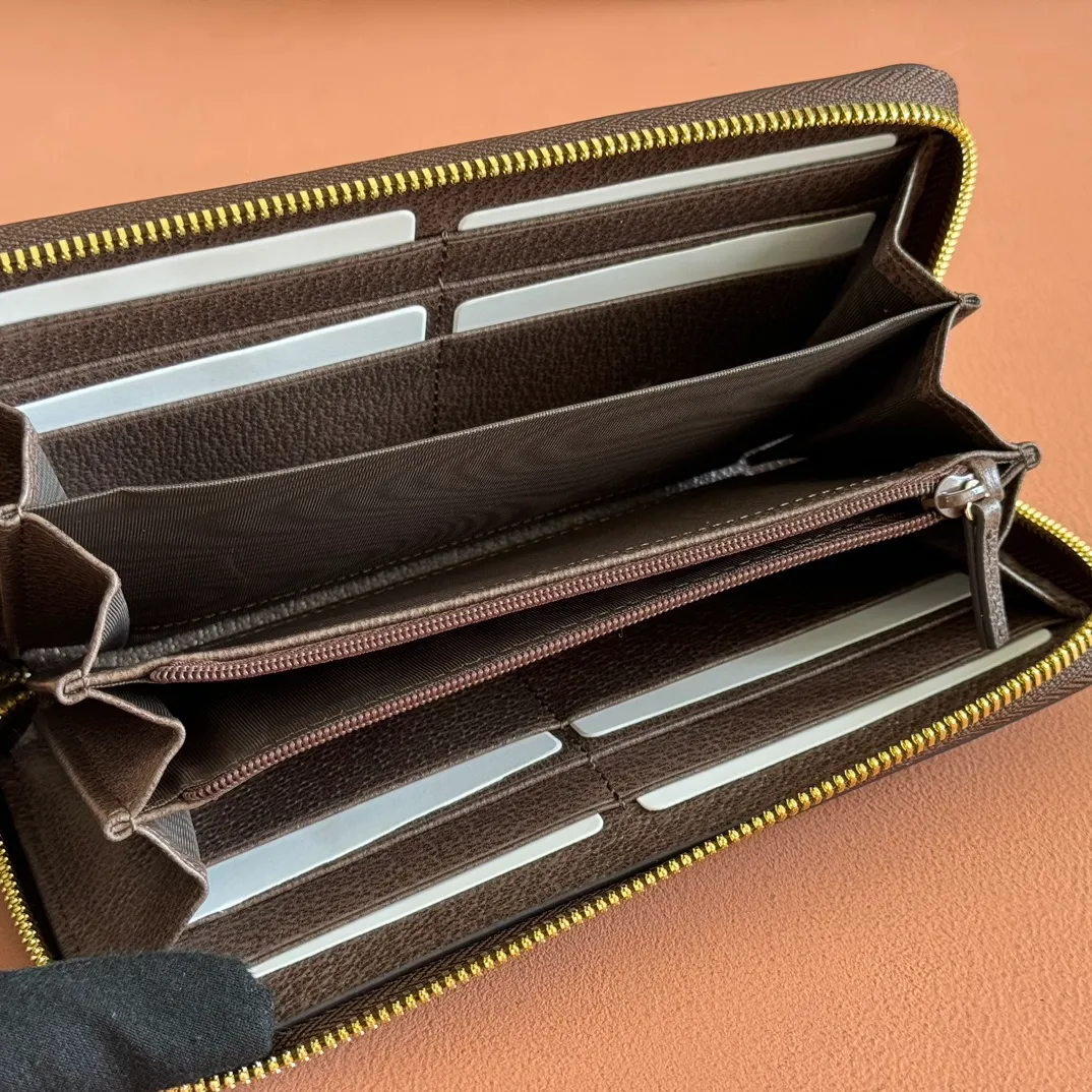 p480. 📣📣📣【Original leather accessories🌈(Cdfmall Sanya Duty Free Store Handbag)🔥🔥 The Ophidia series wallet combines the iconic double G details with the gray and black GG Supreme canvas, paying tribute to the origin of the Gucci brand through timeless matching techniques. This accessory echoes the endless retro sentiment of the Ophidia series items. Model: 706844 Size: 19*10.5*2.5 Color: brown leather/PVC.