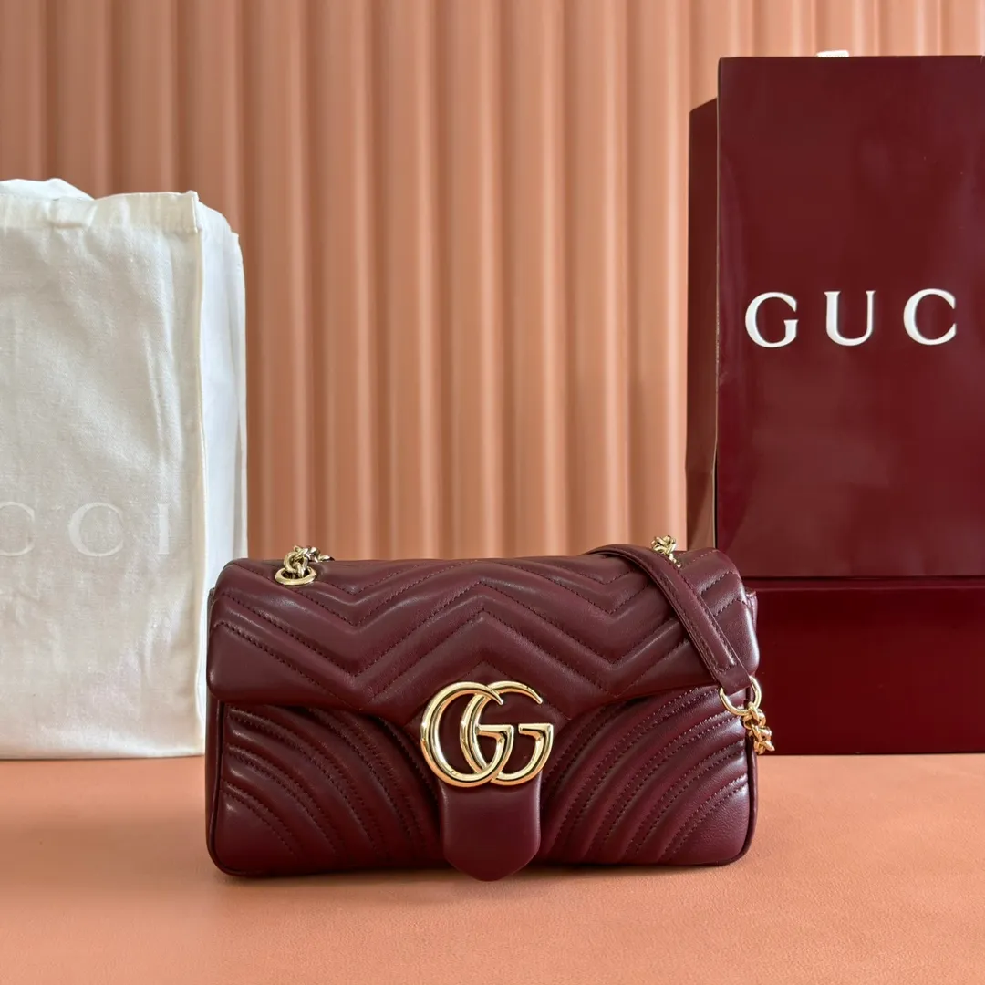 p1360. 💋💋💋【Full set of packaging at the counter】Imported original sheepskin pure copper hardware brand's iconic GG Marmont series is ingeniously integrated with double G styling accessories and faceted chain straps, and soft leather is selected to create a bag with soft lines. Simple and neat back pockets make medium and large bags more practical. Black V-shaped Matelassé sheepskin Light gold-tone hardware Gucci ankara red viscose lining Double G Interior: One zipped pocket External: One open pocket Sliding chain strap that can be used as a shoulder strap (56 cm high) Spring-buckle flap Ident: 837267. Dimensions: 26 cm (width) x 15 cm (height) x 7 cm (depth) Weight: approximately 0.65 kg Color: Encore red full leather/original leather. Made in Italy