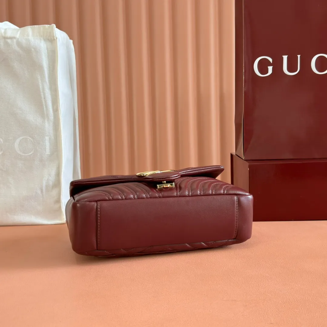 p1360. 💋💋💋【Full set of packaging at the counter】Imported original sheepskin pure copper hardware brand's iconic GG Marmont series is ingeniously integrated with double G styling accessories and faceted chain straps, and soft leather is selected to create a bag with soft lines. Simple and neat back pockets make medium and large bags more practical. Black V-shaped Matelassé sheepskin Light gold-tone hardware Gucci ankara red viscose lining Double G Interior: One zipped pocket External: One open pocket Sliding chain strap that can be used as a shoulder strap (56 cm high) Spring-buckle flap Ident: 837267. Dimensions: 26 cm (width) x 15 cm (height) x 7 cm (depth) Weight: approximately 0.65 kg Color: Encore red full leather/original leather. Made in Italy