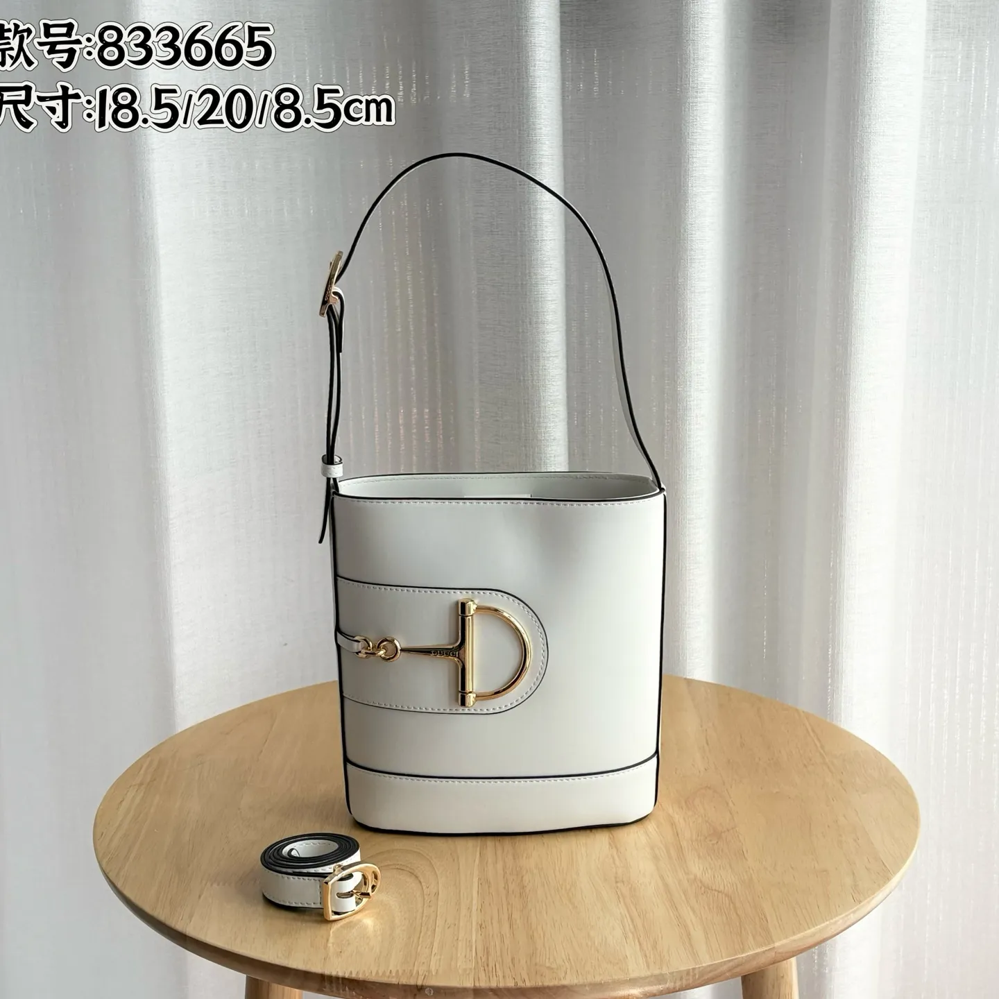 Actual shot #💰300 Style number: 833665 Size: 18.5x20x8.5cm In the 2025 spring and summer series, Gucci 73 series takes creative inspiration from a collection bucket bag launched in the same year as its series name. This bag uses a modern aesthetic to interpret the horsebit-shaped accessories. It can be worn cross-body, on the shoulder, or as a handbag.