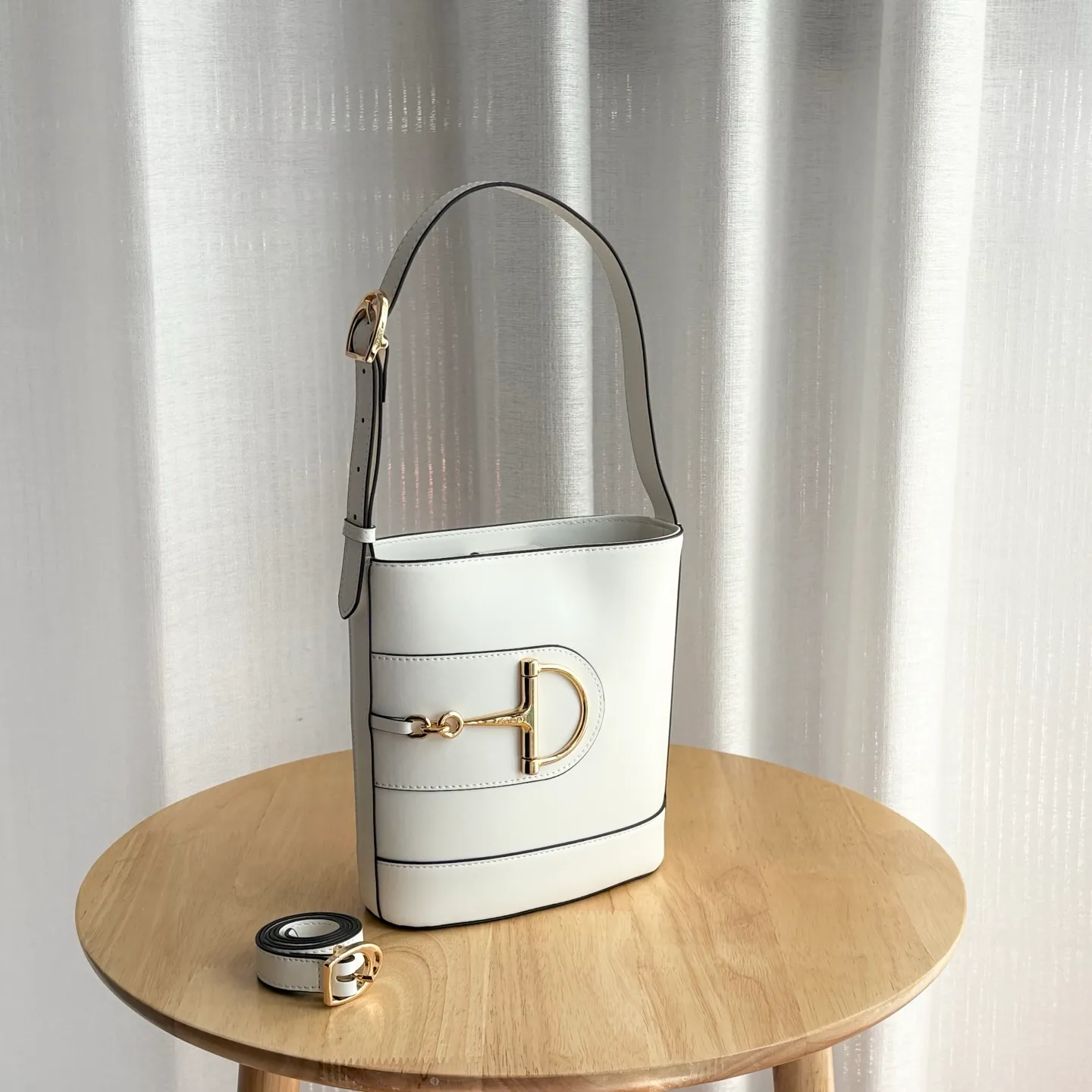 Actual shot #💰300 Style number: 833665 Size: 18.5x20x8.5cm In the 2025 spring and summer series, Gucci 73 series takes creative inspiration from a collection bucket bag launched in the same year as its series name. This bag uses a modern aesthetic to interpret the horsebit-shaped accessories. It can be worn cross-body, on the shoulder, or as a handbag.