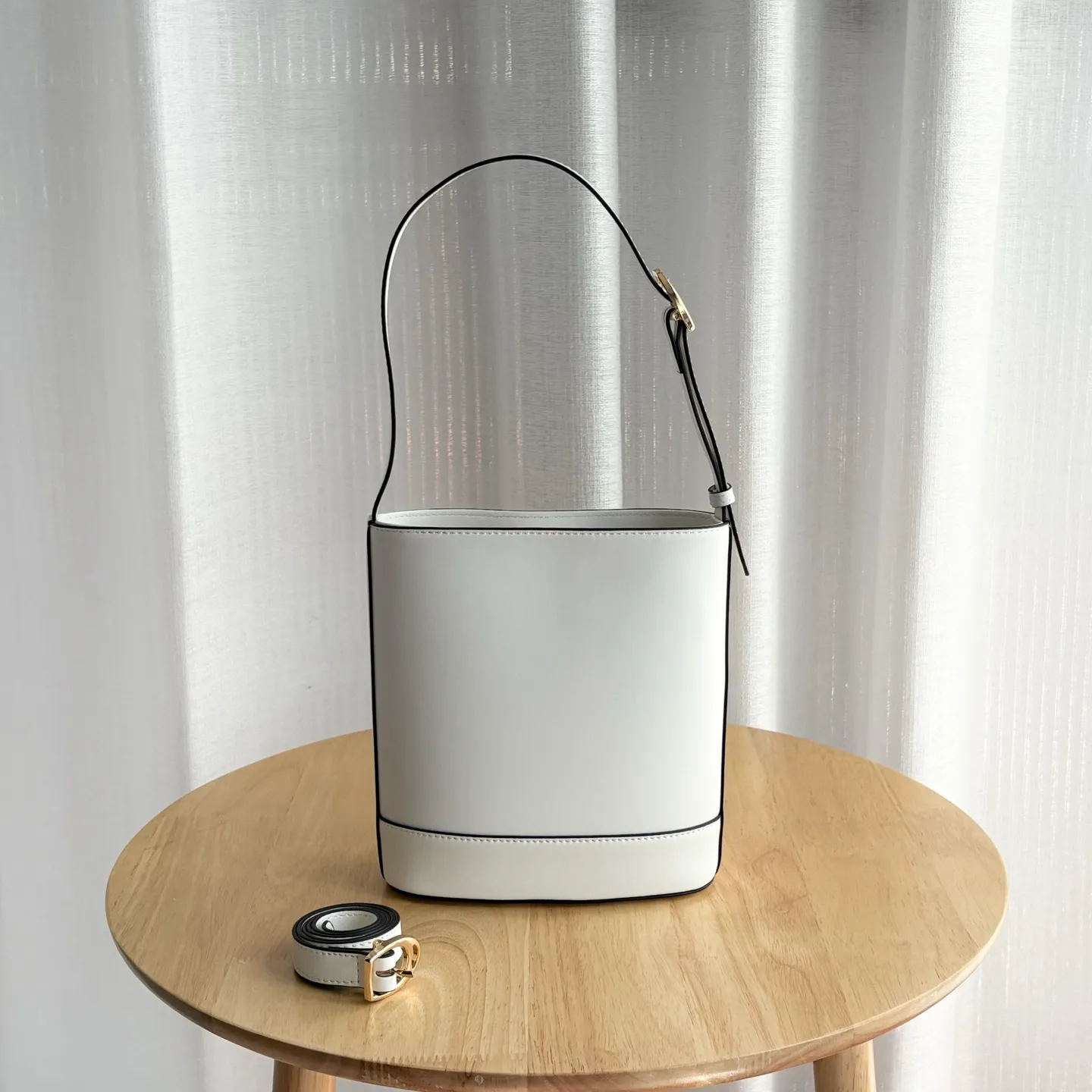 Actual shot #💰300 Style number: 833665 Size: 18.5x20x8.5cm In the 2025 spring and summer series, Gucci 73 series takes creative inspiration from a collection bucket bag launched in the same year as its series name. This bag uses a modern aesthetic to interpret the horsebit-shaped accessories. It can be worn cross-body, on the shoulder, or as a handbag.
